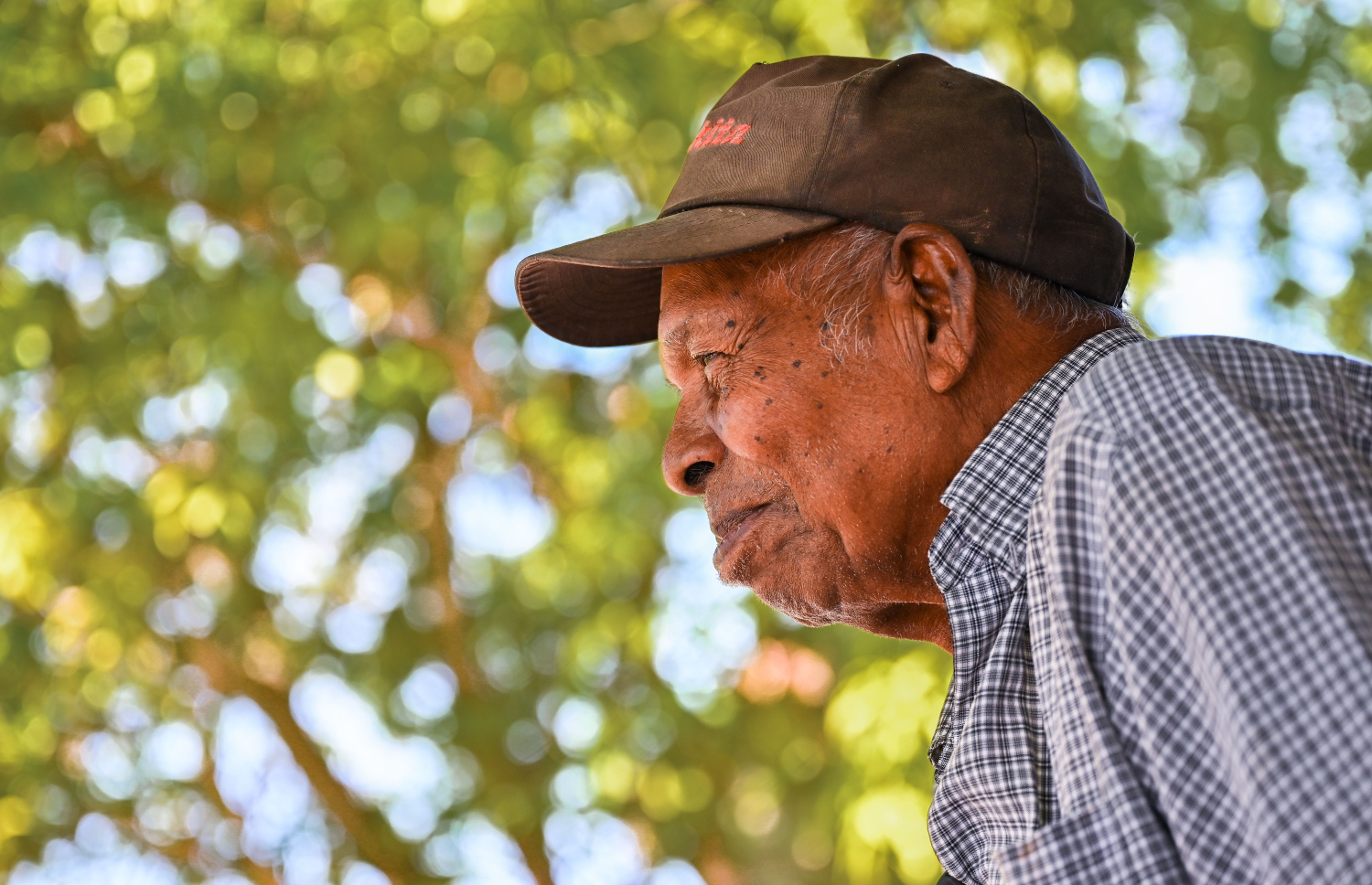 ފިނޭގެ ހުސެއިން އަހުމަދު "މިހާރު" އަށް އިންޓަވިއު ދެނީ: އޭނާ ވަނީ ތުންތުންމަތިން ފަގީރުކޮއެގެ ވާހަކަ އައިސްފައިވާ ގޮތް ކިޔައިދީފައި - ފޮޓޯ: ފަޔާޒު މޫސާ | މިހާރު