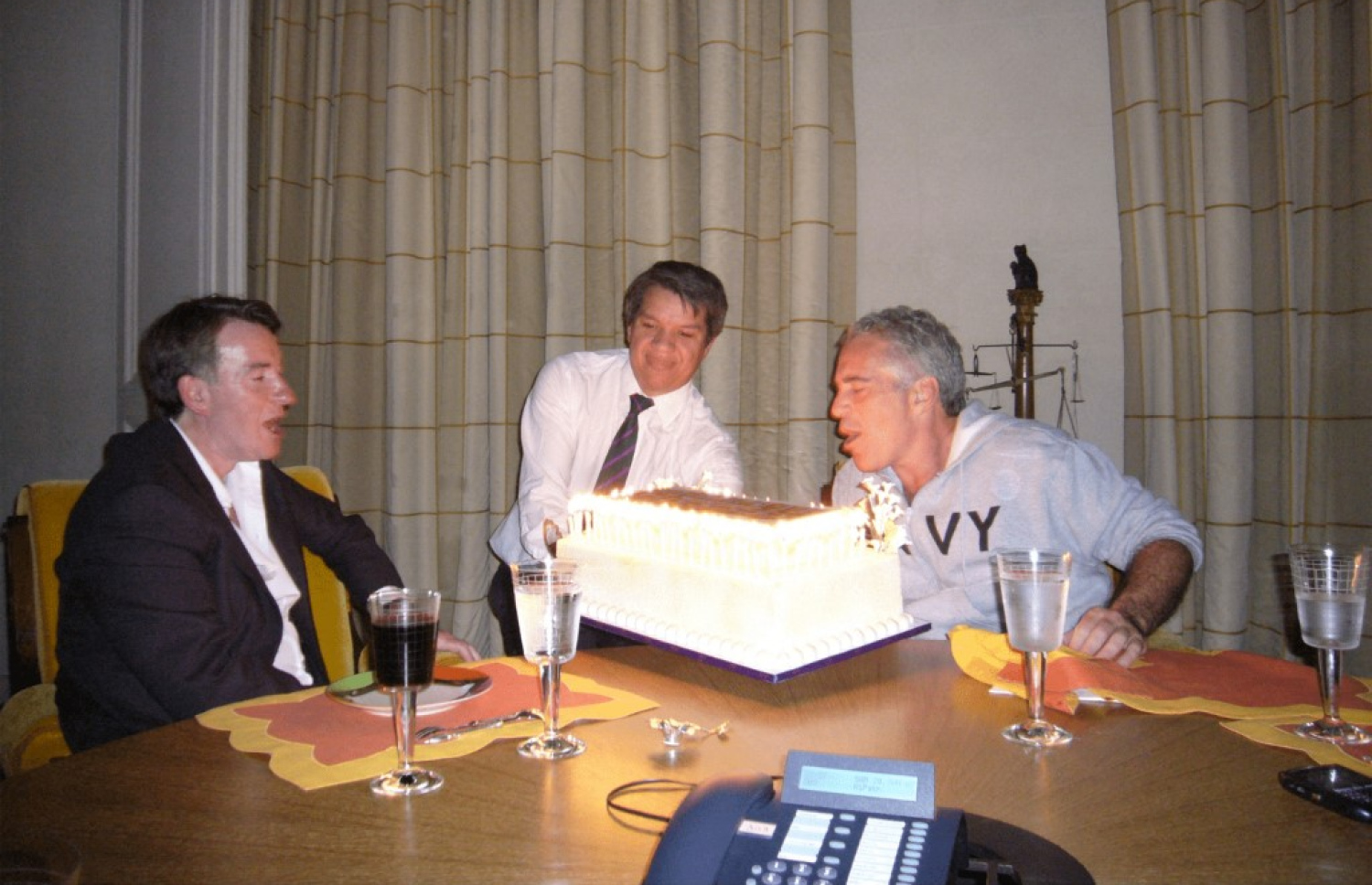 އެމެރިކާގެ ޖަސްޓިސް ޑިޕާޓްމެންޓުން މިދިޔަ ޑިސެމްބަރު މަހުގެ 19 ވަނަ ދުވަހު ހާމަކުރި ޑޮކިއުމެންޓްތަކުގައި ހިމެނޭ މި ފޮޓޯއެއްގައި، އެމެރިކާގައި ހުރި އިނގިރޭސިވިލާތުގެ ކުރީގެ ސަފީރު ޕީޓާ މެންޑޭލްސަން (ވ) އާއި ޖެފްރީ އެޕްސްޓީން (ކ)