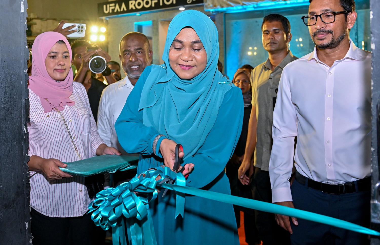 ޕީއެންސީގެ ޓިކެޓުގައި ގދ. ތިނަދު އަށް ވާދަކުރާ ކެންޑިޑޭޓުންގެ މާލޭގެ ކެމްޕެއިން ޖަގަހަ ފަސްޓް ލޭޑީ ސާޖިދާ ރޭ ހުޅުއްވައި ދެއްވާއިރު އަރިހުގައި ކެމްޕެއިން މެނޭޖަރު ފަލާހު.--ފޮޓޯ: ޕީއެންސީ