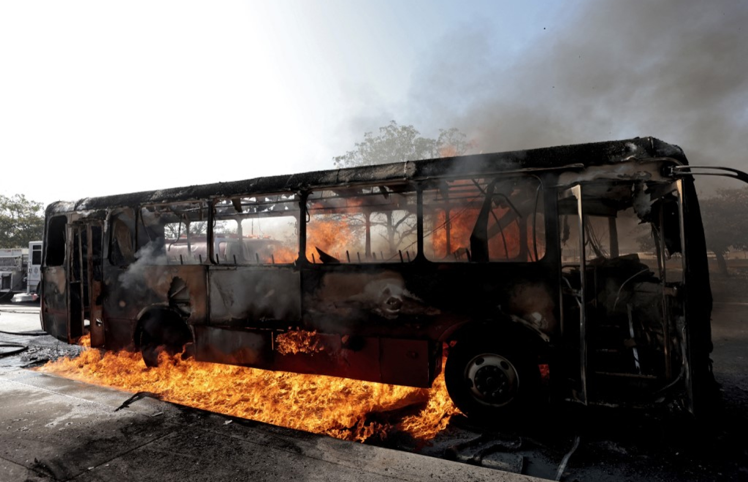 އެލް މެންޗޯ މަރާލުމުން ހިންގި ހަމަނުޖެހުމުގައި މަގެއް ބަންދުކުރުމަށް ބަހެއްގައޮ ރޯކޮށްލާފައި. -- ފޮޓޯ: އޭއެފްޕީ