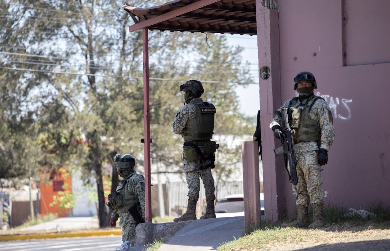 އެލް މެންޗޯގެ މަރަށް ފަހު ހިންގަން ފެށި ހަމަނުޖެހުންތައް ހުއްޓުވަން ސިފައިން ހަރަކާތްތެރިވަނީ. -- ފޮޓޯ: އޭއެފްޕީ