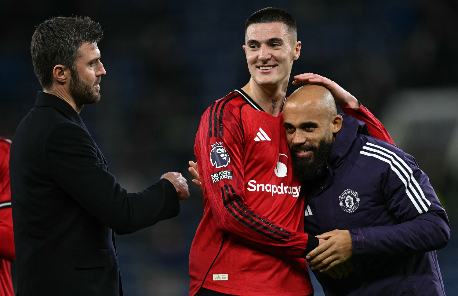 ޔުނައިޓެޑްގެ ކޯޗު މައިކަލް ކެރިކް (ވ) އާއި ފޯވާޑް ބެންޖަމިން ސެސްކޯ (މ) އަދި މިޑްފީލްޑަރު ބްރަޔަން އެމްބެއުމޯ މެޗަށްފަހު އުފާފާޅުކުރަނީ: މި މެޗުގައި ސެސްކޯ ޖެހި ގޯލާއެކު ކެރިކްގެ އިރުޝާދުގެ ދަށުން ޔުނައިޓެޑުން ވަނީ ތާވަލުގެ ގަދަ ހަތަރަކަށް ޖެހިލާފަ:  -- ފޮޓޯ: ޕޯލް އެލިސް | އޭއެފްޕީ