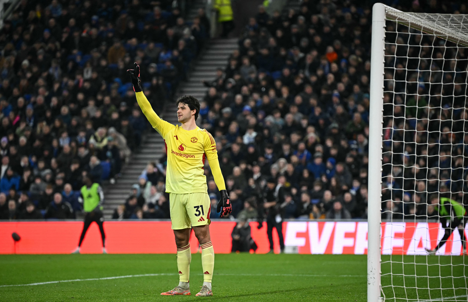 ޔުނައިޓެޑްގެ ބެލްޖިއަމް ގޯލްކީޕަރު ސެން ލަމެންސް ޓީމުގެ ކުޅުންތެރިންނަށް އިރުޝާދު ދެނީ ފޮޓޯ: ޕޯލް އެލިސް | އޭއެފްޕީ