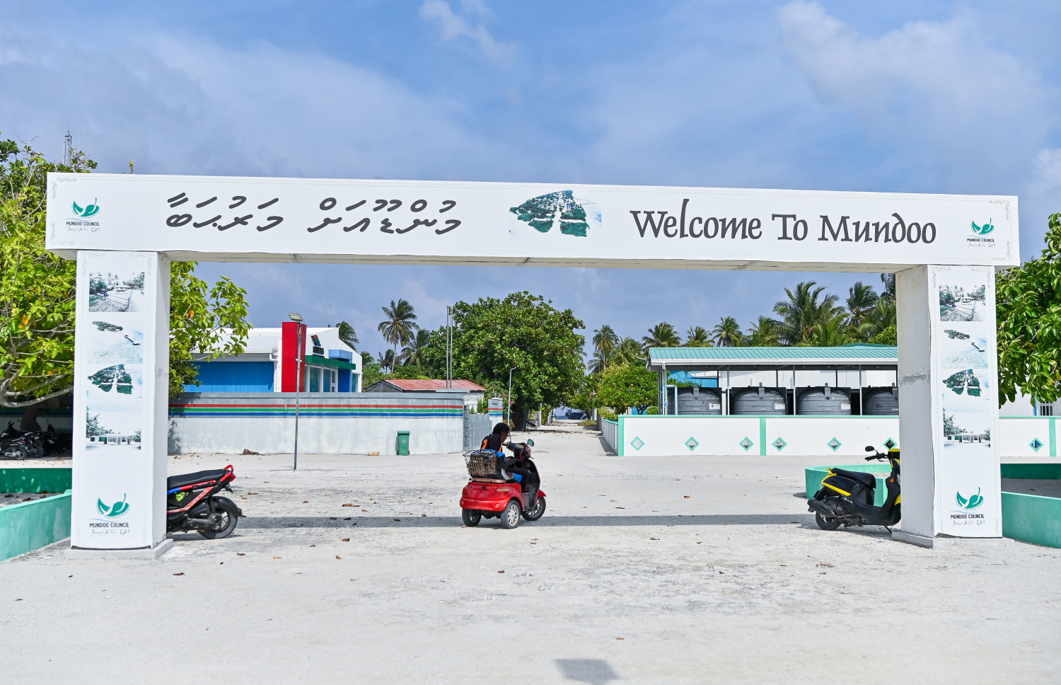 މުންޑު އަށް ޒިޔާރަތްކުރާ މީހުންނަށް މަރުހަބާ ކިޔަން ހަރުކޮށްފައިވާ ގިޑިގެއެއް.---ފޮޓޯ: ފަޔާޒު މޫސާ| މިހާރު