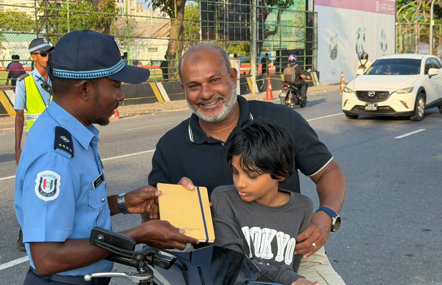 ފުލުހުން އިއްޔެ ބަލައިފާސްކުރި އުޅަނދެއް، ގަވައިދާ އެއްގޮތަށް ހުރުމުން ހަދިޔާ ދެނީ. ފޮޓޯ: ފުލުހުންގެ އިދާރާ