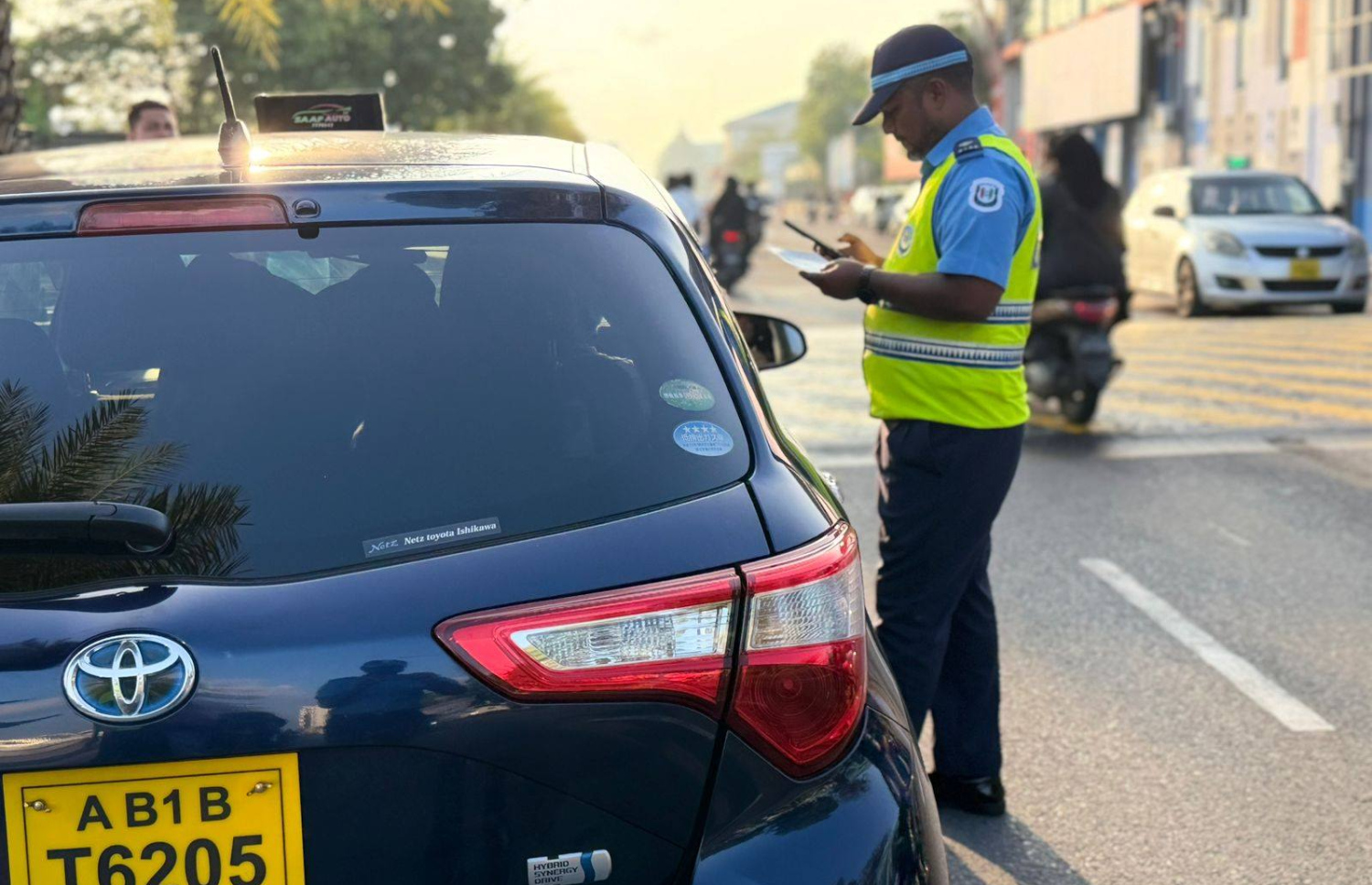 ފަހިރާސްތާ ޕްރޮގްރާމްގައި ފުލުހުން އުޅަނދެއް ބަލައިފާސްކުރަނީ. ފޮޓޯ:ފުުލުހުންގެ އިދާރާ