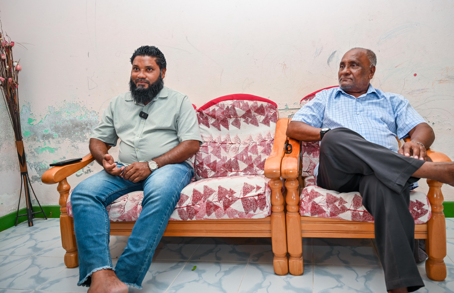 ހަސަން ވަހީދާއި އޭނާގެ ދަރިފުޅު އަބްދުﷲ ވަހީދު، ހުސެއިންނާ ގުޅިގެން "މިހާރު"އަށް އިންޓަވިއު ދެއްވަނީ.-- ފޮޓޯ: ފަޔާޒު މޫސާ | މިހާރު