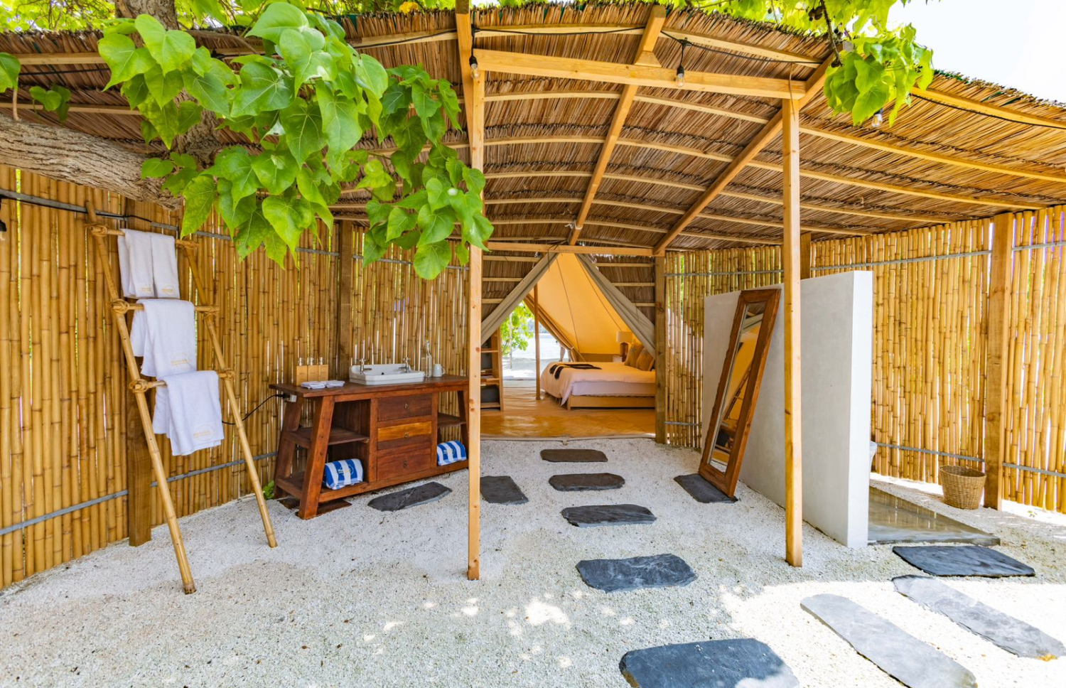 މުންޑޫގައި ހިންގާ ހަމައެކަނި ޓޫރިސްޓު ހޮޓަލުގެ ފާހަނާ.--- ފޮޓޯ: މެވްރިކް