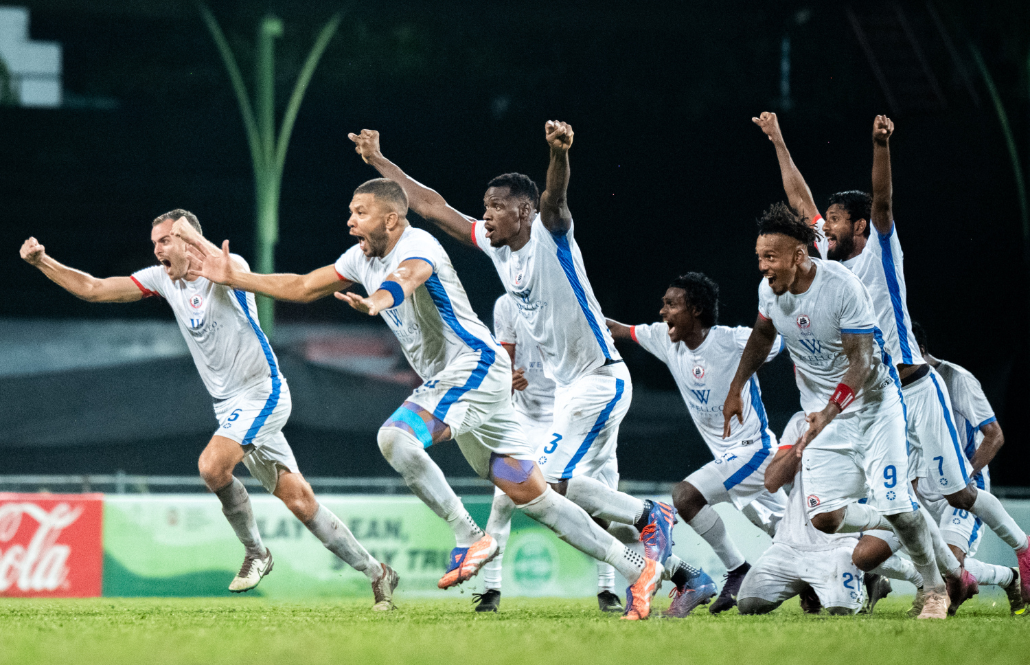 އޮޑި ސްޕޯޓްސް ކްލަބްގެ ކުޅުންތެރިން އުފާފާޅުކުރަނީ .-- ފޮޓޯ: ނިޝާން އަލީ | މިހާރު