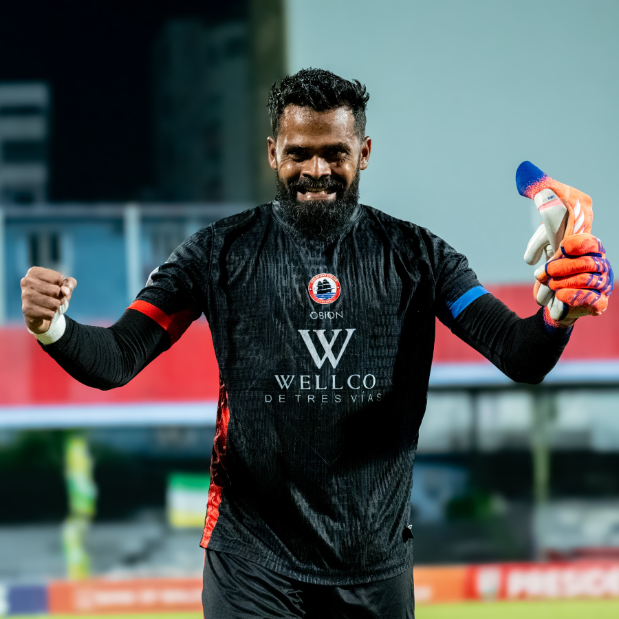 ފައިނަލް މެޗުގެ މޮޅު ކުޅުންތެރިއަކަށް ހޮވުނު ކީޕަރު ޝަފީއު އުފާފާޅުކުރަނީ.-- ފޮޓޯ: ނިޝާން އަލީ | މިހާރު