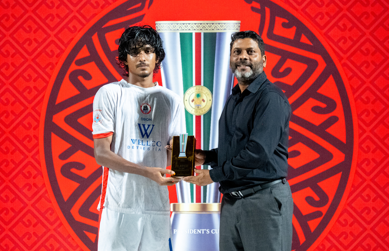 މުޅި މުބާރާތުގެ އެންމެ މޮޅު ކުޅުންތެރިޔާގެ އިތުރުން އެންމެ ގިނަ ލަނޑު ޖެހި ކުޅުންތެރިއާ އޮޑީގެ އުމުރުން 18 އަހަރުގެ މިޑްފީލްޑަރު އަހްޒަމް ރަޝީދު ޓްރޮފީއާ ހަވާލުވަނީ.-- ފޮޓޯ: ނިޝާން އަލީ | މިހާރު