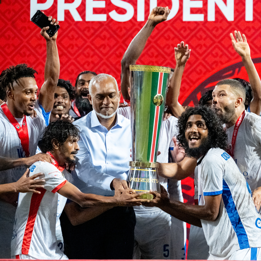 އޮޑި ސްޕޯޓްސް ކްލަބްގެ ކުޅުންތެރިން ޕްރެޒިޑެންޓްސް ކަޕްގެ ޗެމްޕިއަން ޓްރޮފީ އެކު އުފާފާޅުކުރަނީ .-- ފޮޓޯ: ނިޝާން އަލީ | މިހާރު