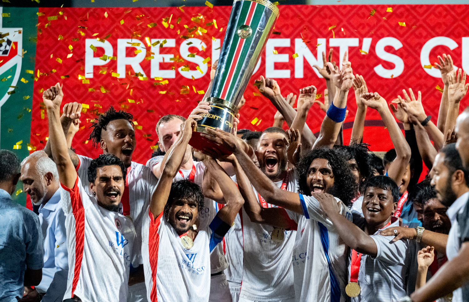 އޮޑި ސްޕޯޓްސް ކްލަބްގެ ކުޅުންތެރިން ޕްރެޒިޑެންޓްސް ކަޕްގެ ޗެމްޕިއަން ޓްރޮފީ އެކު އުފާފާޅުކުރަނީ .-- ފޮޓޯ: ނިޝާން އަލީ | މިހާރު