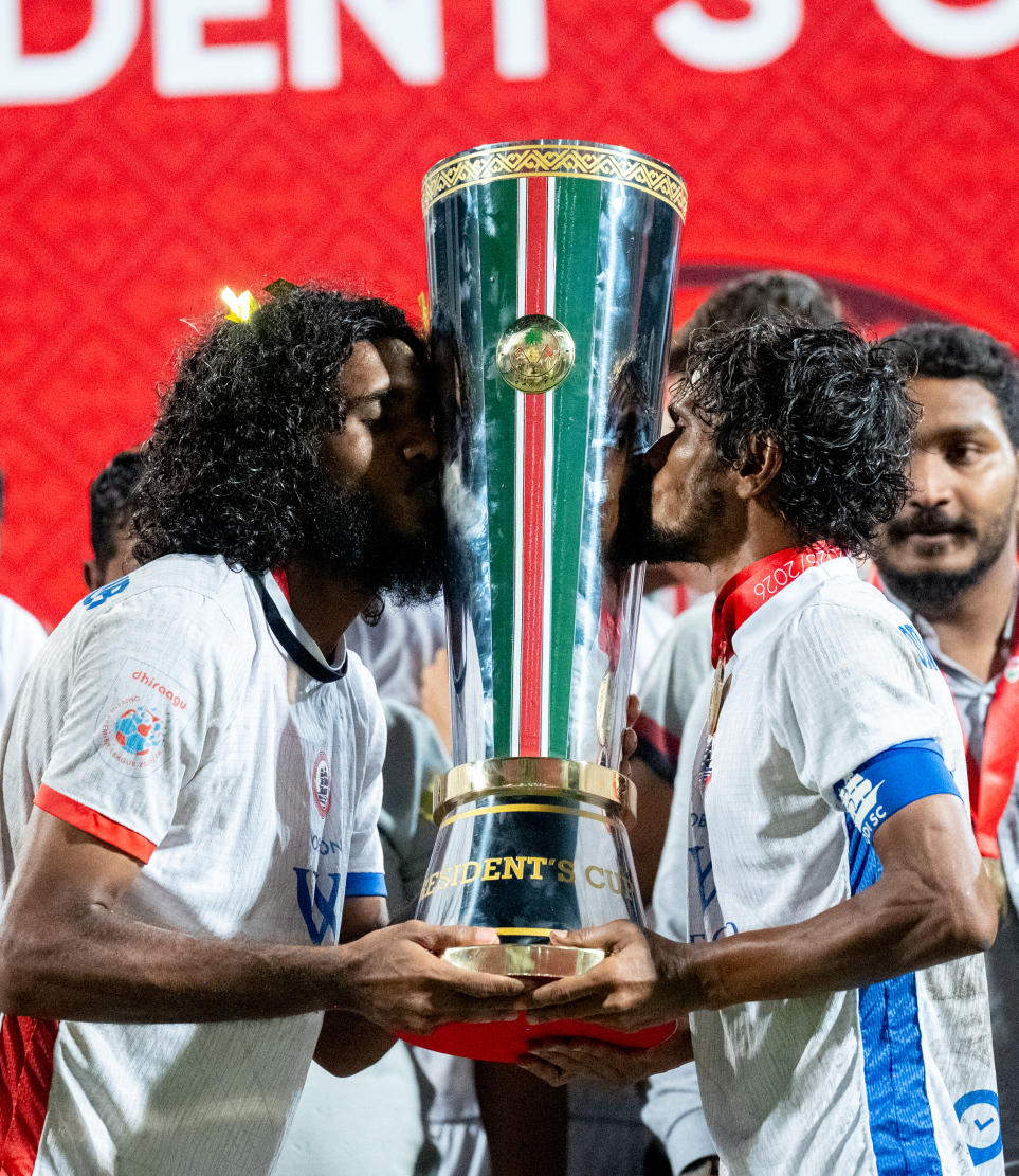 އޮޑި ސްޕޯޓްސް ކްލަބްގެ ކުޅުންތެރިން ޕްރެޒިޑެންޓްސް ކަޕްގެ ޗެމްޕިއަން ޓްރޮފީ އެކު އުފާފާޅުކުރަނީ .-- ފޮޓޯ: ނިޝާން އަލީ | މިހާރު