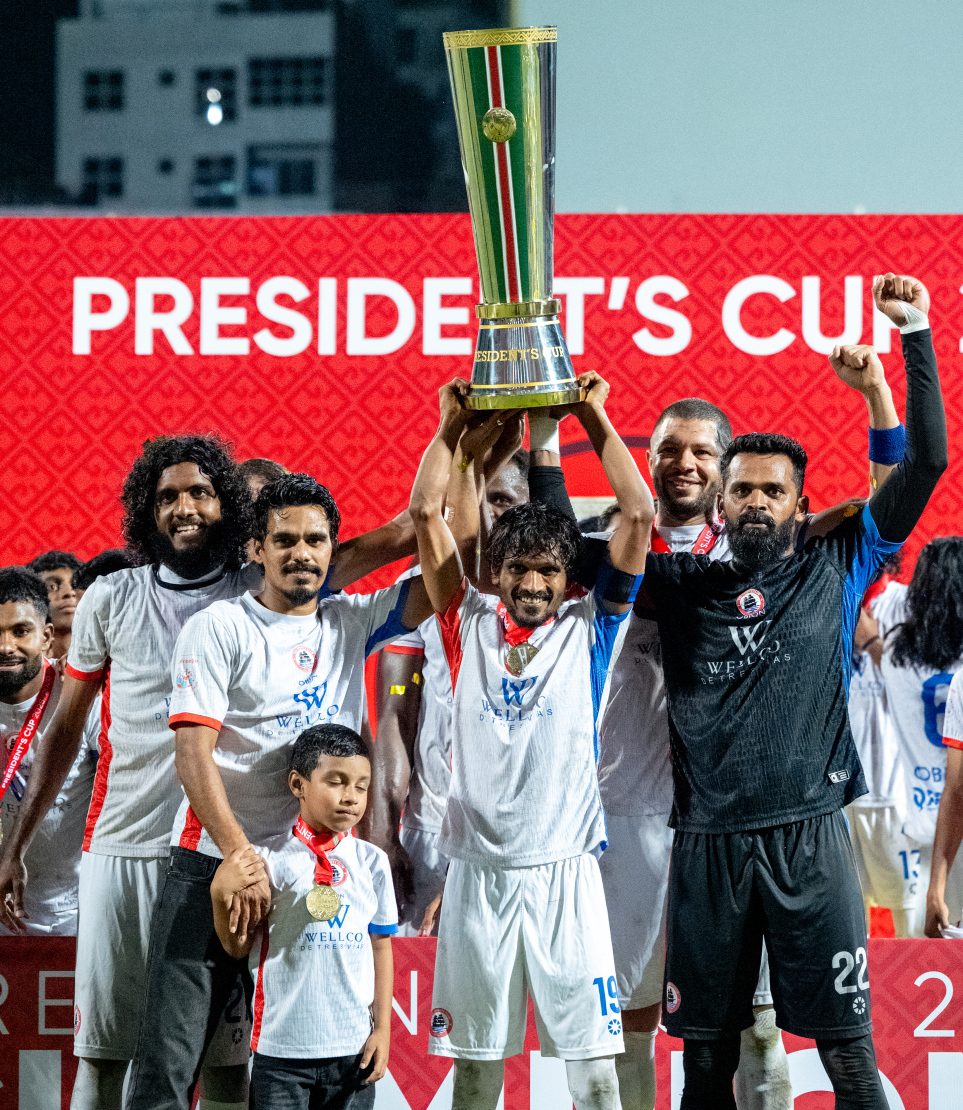 އޮޑި ސްޕޯޓްސް ކްލަބްގެ ކުޅުންތެރިން ޕްރެޒިޑެންޓްސް ކަޕްގެ ޗެމްޕިއަން ޓްރޮފީ އެކު އުފާފާޅުކުރަނީ .-- ފޮޓޯ: ނިޝާން އަލީ | މިހާރު