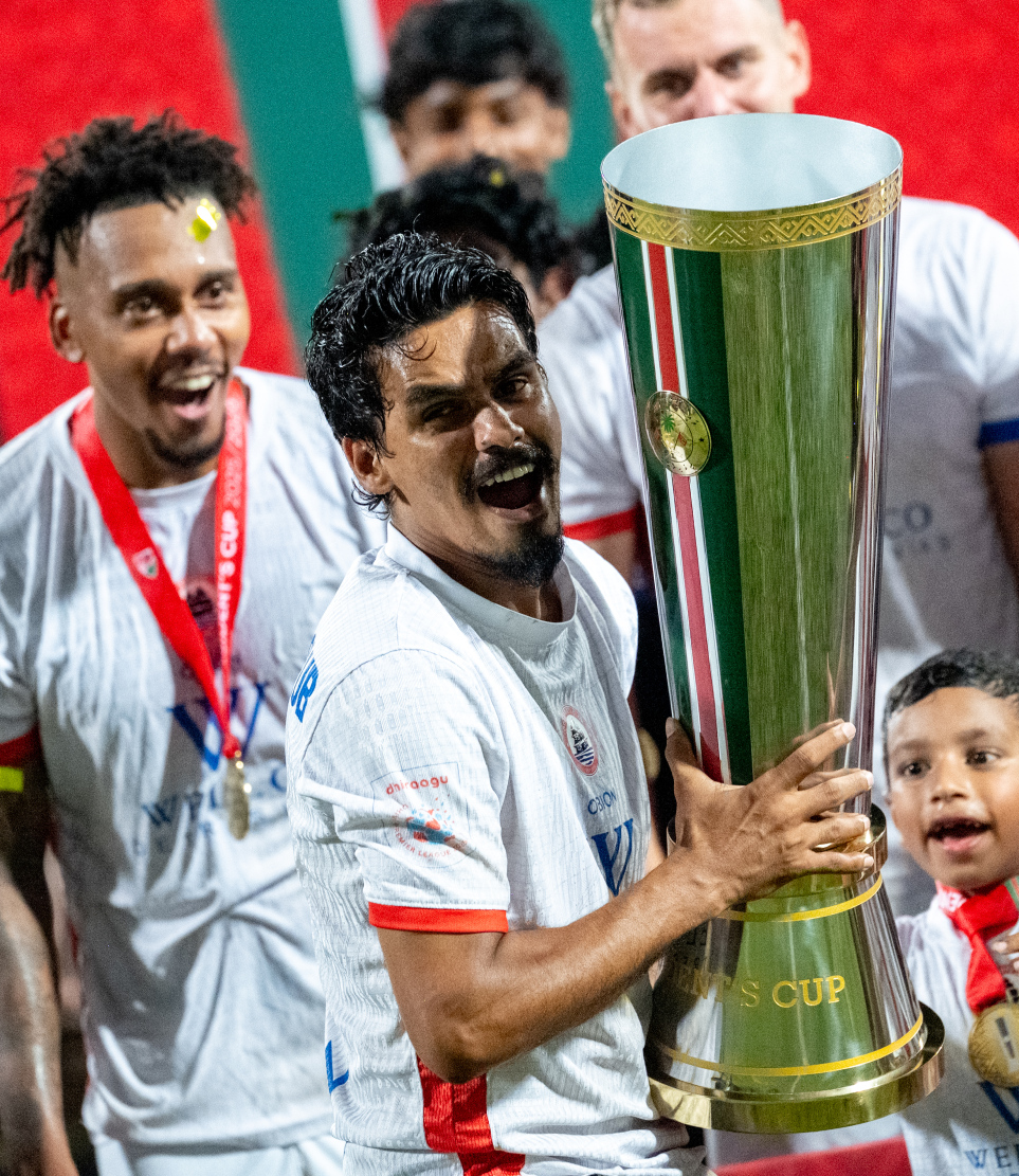 އޮޑި ސްޕޯޓްސް ކްލަބްގެ ކުޅުންތެރިން ޕްރެޒިޑެންޓްސް ކަޕްގެ ޗެމްޕިއަން ޓްރޮފީ އެކު އުފާފާޅުކުރަނީ .-- ފޮޓޯ: ނިޝާން އަލީ | މިހާރު