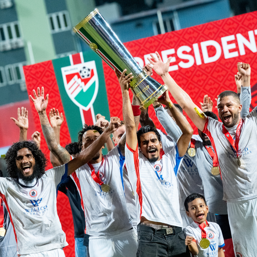 އޮޑި ސްޕޯޓްސް ކްލަބްގެ ކުޅުންތެރިން ޕްރެޒިޑެންޓްސް ކަޕްގެ ޗެމްޕިއަން ޓްރޮފީ އެކު އުފާފާޅުކުރަނީ .-- ފޮޓޯ: ނިޝާން އަލީ | މިހާރު