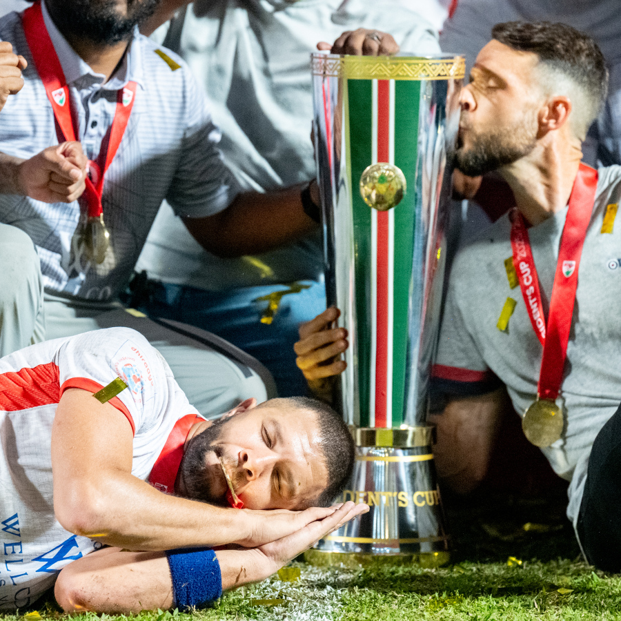 އޮޑި ސްޕޯޓްސް ކްލަބްގެ ކުޅުންތެރިން ޕްރެޒިޑެންޓްސް ކަޕްގެ ޗެމްޕިއަން ޓްރޮފީ އެކު އުފާފާޅުކުރަނީ .-- ފޮޓޯ: ނިޝާން އަލީ | މިހާރު