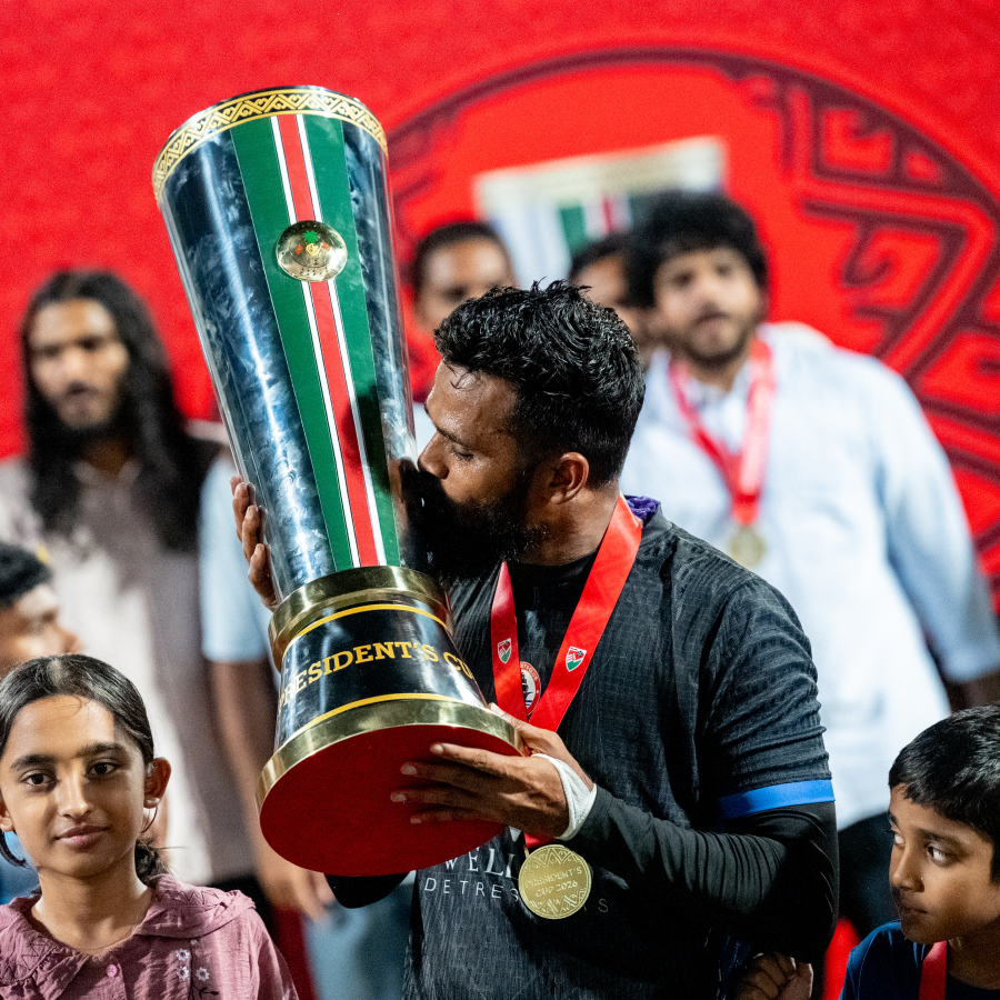 އޮޑި ސްޕޯޓްސް ކްލަބްގެ ކުޅުންތެރިން ޕްރެޒިޑެންޓްސް ކަޕްގެ ޗެމްޕިއަން ޓްރޮފީ އެކު އުފާފާޅުކުރަނީ .-- ފޮޓޯ: ނިޝާން އަލީ | މިހާރު