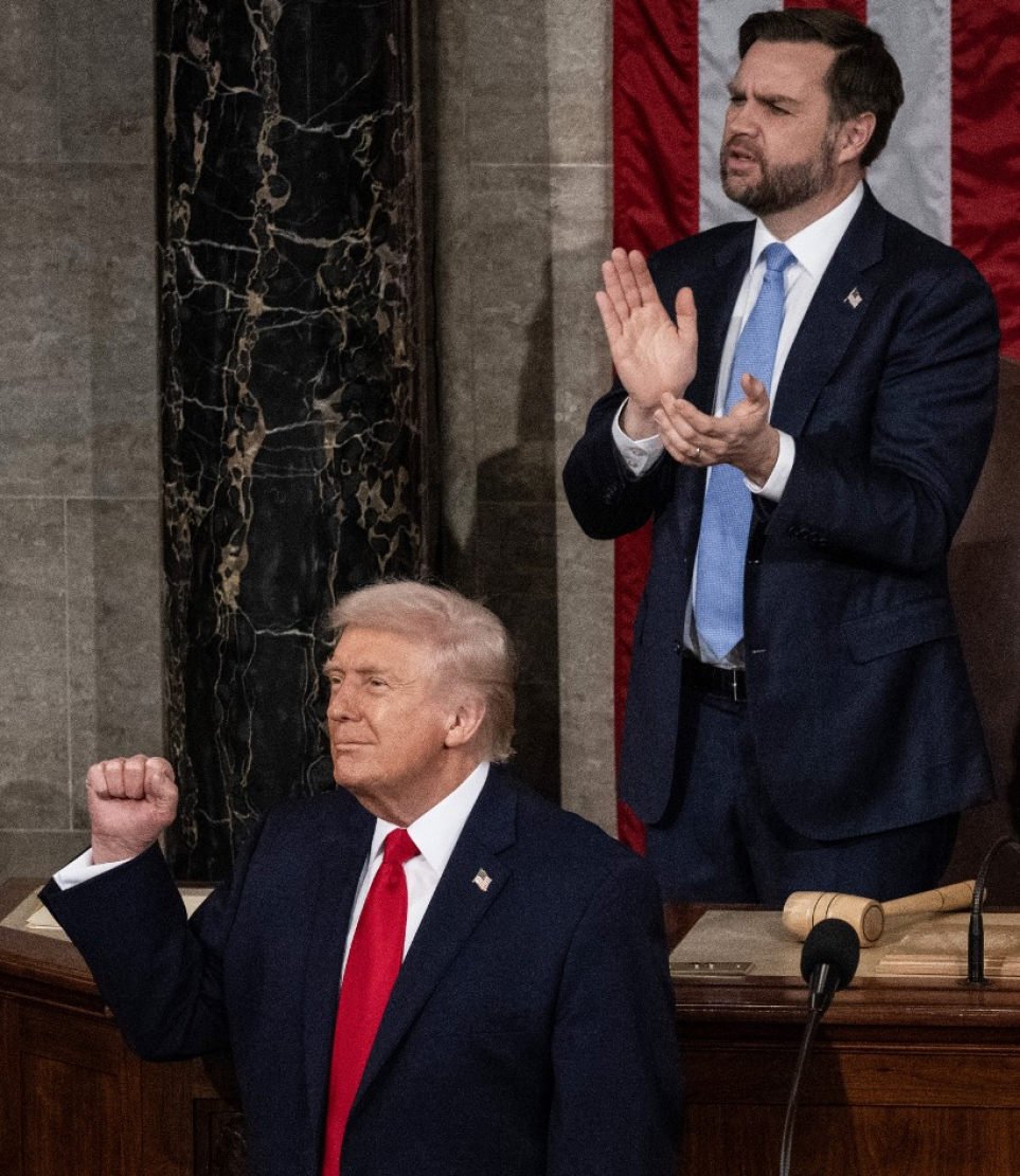 އެމެރިކާގެ ކެޕިޓޮލްގައި ދެއްވި ސްޓޭޓް އޮފް ދަ ޔޫނިއަން ތަގުރީރު ދެއްވުމަށް ބޭއްވި ޖަލްސާގައި، ވެނެޒުއޭލާގެ ރައީސް ނިކޮލަސް މަދޫރޯ ހައްޔަރުކުރި ހަމަލާގައި ޒަޚަމްވި އެމެރިކާގެ އަސްކަރިއްޔާގެ ޗީފް ވޮރަންޓް އޮފިސަރު އެރިކް ސްލޯވާ އަށް (ފޮޓޯގައި ނެތް) ދިން މެޑަލްއަށް ފަހު އެމެރިކާގެ ރައީސް ޑޮނަލްޑް ޓްރަމްޕާއި ނައިބު ރައީސް ޖޭޑީ ވެންސް ތައުރީފްކުރައްވަނީ. -- ފޮޓޯ: އޭއެފްޕީ