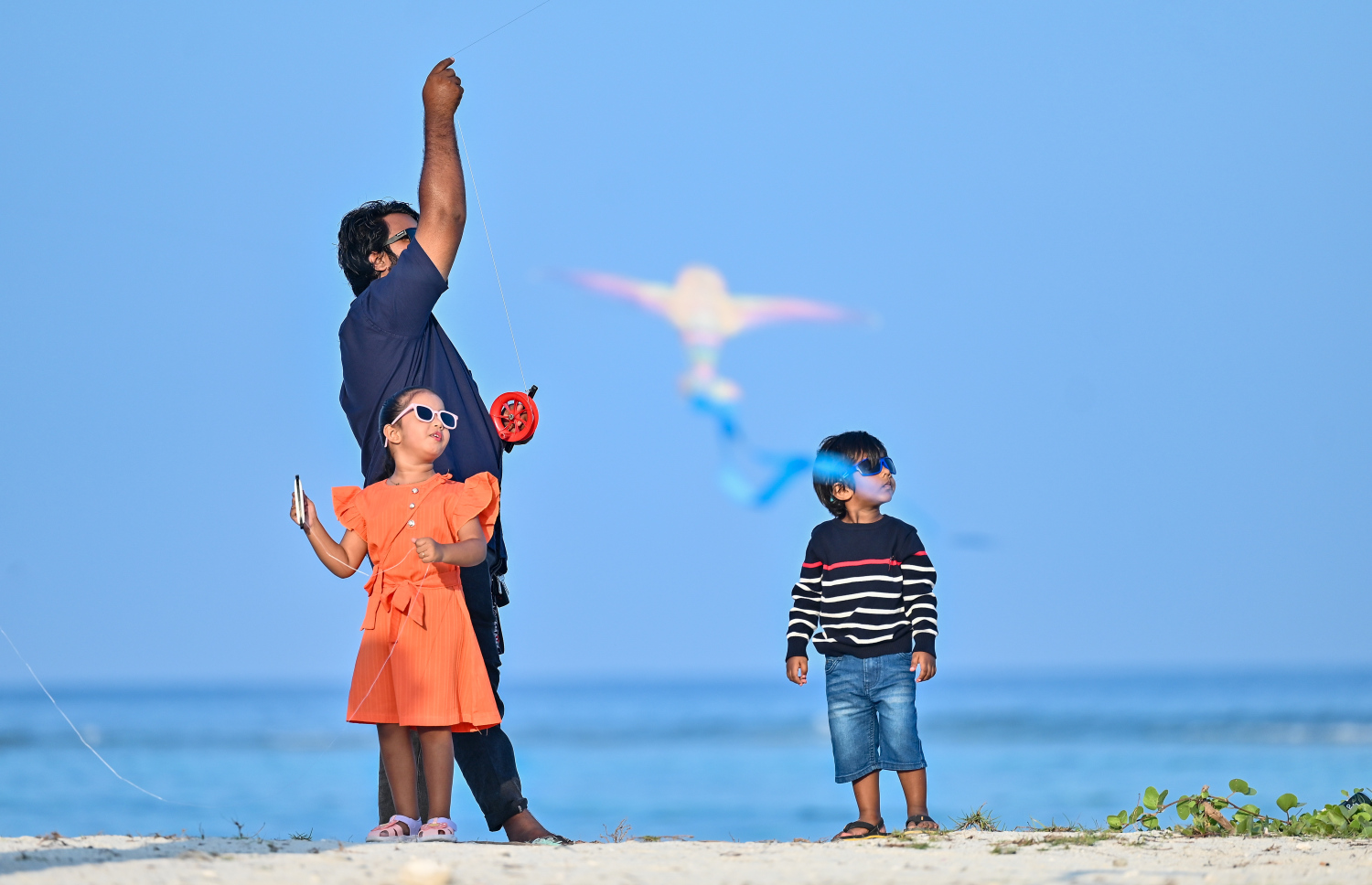 ރޯދަ ކުރުކޮށްލުމަށްޓަކައި ހުޅުމާލެ ބީޗުގައި ކުޑަކުދިންތަކެއް ގޮވައިގެން މީހަކު މަޑިއަރުވަނީ: މިއީ ކޮންމެ ރޯދަމަހެއްގެ ހަވީރު މާލެއިން އާންމުކޮށް ފެންނަ މަންޒަރެއް --- މިހާރު ފޮޓޯ/ފަޔާޒު މޫސާ