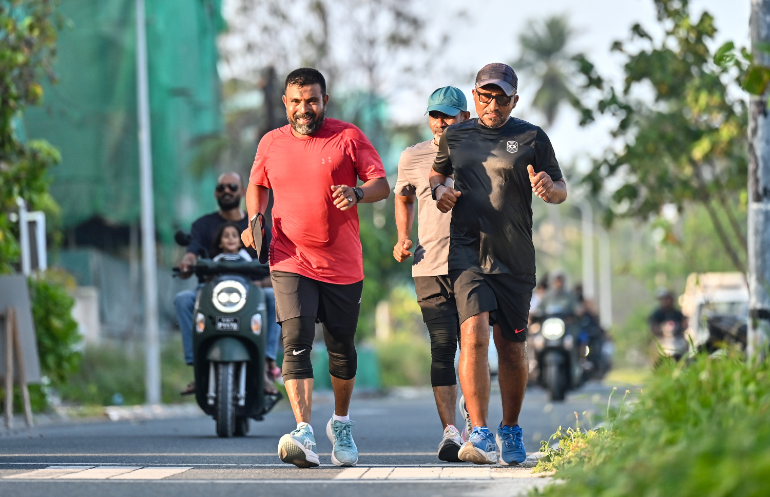 ރޯދަ ކުރުކޮށްލުމަށްޓަކައި ބަޔަކު ފޭސް 2 ގައި ދުވަނީ: ގިނަ ދިވެހިން އަދިވެސް ރޯދަ ކުރުކުރުމުގެ ވަގުތުތައް އާންމުކޮށް ހޭދަކުރަނީ ގެއިން ބޭރުގައި --- މިހާރު ފޮޓޯ/ފަޔާޒު މޫސާ