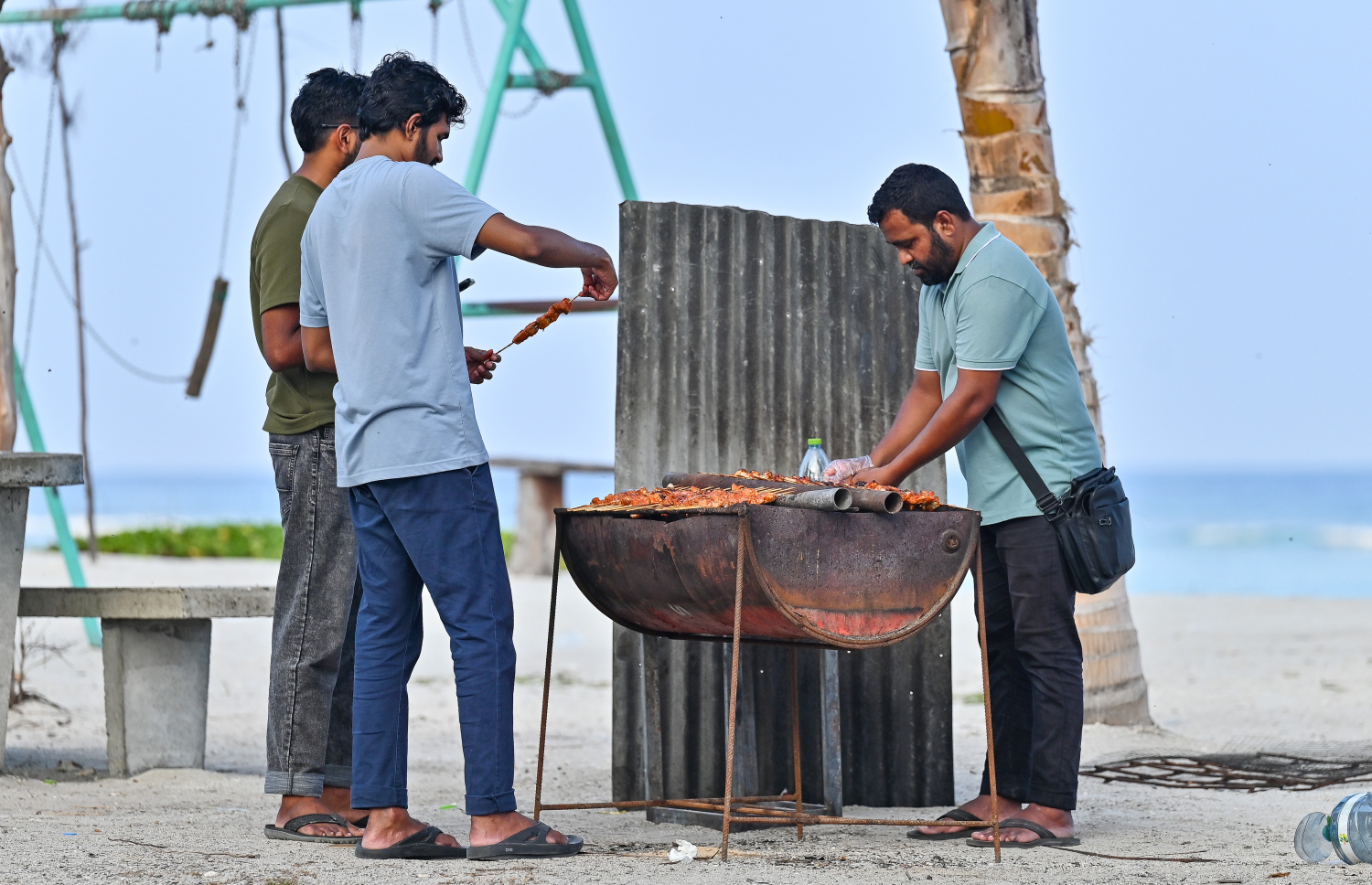 ހުޅުމާލެ ފޭސް 2 ބީޗުގައި ބަޔަކު ރޯދަ ވީއްލުމަކަށް ތައްޔާރުވުމުގެ ގޮތުން ބާބަކިޔު ހަދަނީ --- މިހާރު ފޮޓޯ/ފަޔާޒު މޫސާ