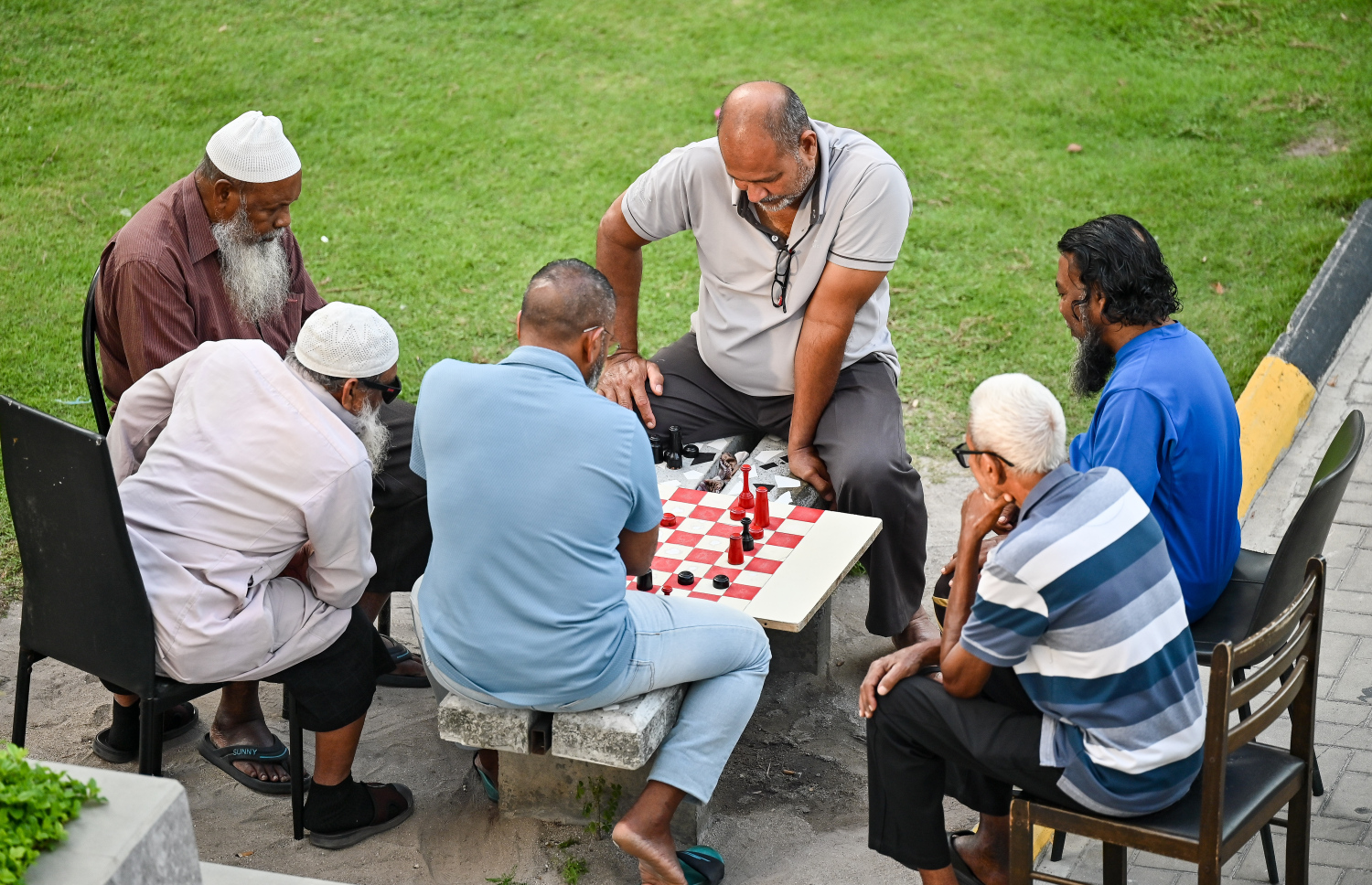 ހިޔާ ފްލެޓް ސަރަހައްދުގައި ބަޔަކު ރާޒުވާ ކުޅެނީ: އެކި އުމުރުގެ މީހުން ހިޔާ ފްލެޓް ސަރަހައްދުގައި ރޯދަ ކުރުކުރުމަށް އެކި ކުޅިވަރުތައް ކުޅޭ --- މިހާރު ފޮޓޯ/ފަޔާޒު މޫސާ