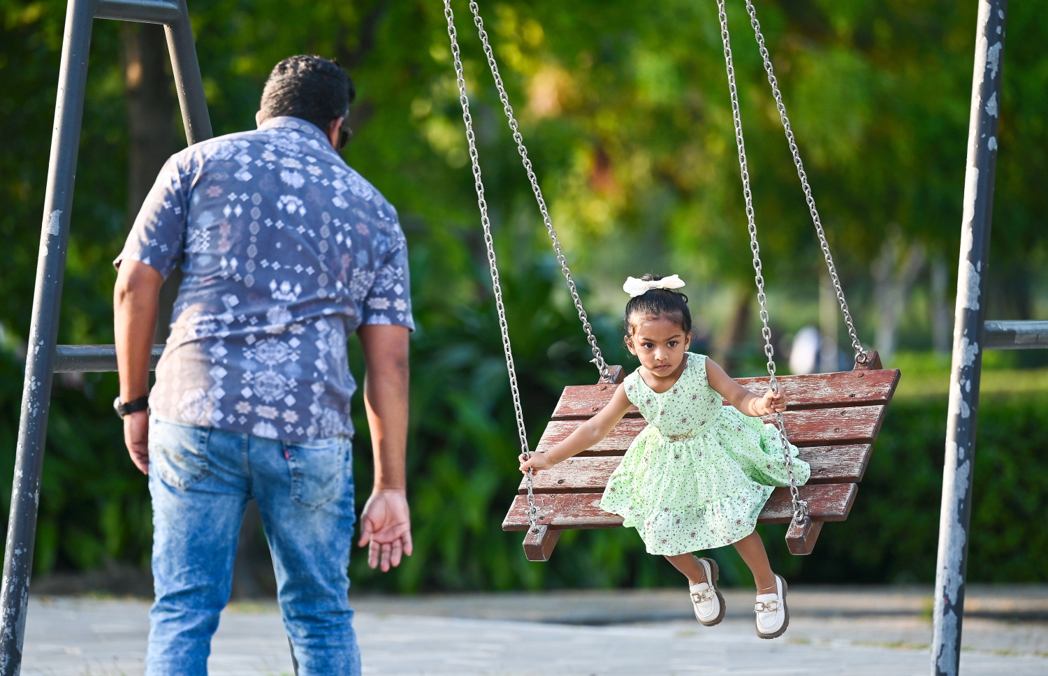 ހުޅުމާލެ ސެންޓްރަލް ޕާކްގައި މީހަކު ކުއްޖަކު އުނދޯއްޔަކަށް އަރުވައިގެން ހެއްލަނީ: ރޯދަ މަހުގެ ހަވީރު ވަގުތު ގިނަ ދިވެހިން އާއިލާއާއެކު ވަގުތު ހޭދަކުރޭ --- މިހާރު ފޮޓޯ/ފަޔާޒު މޫސާ