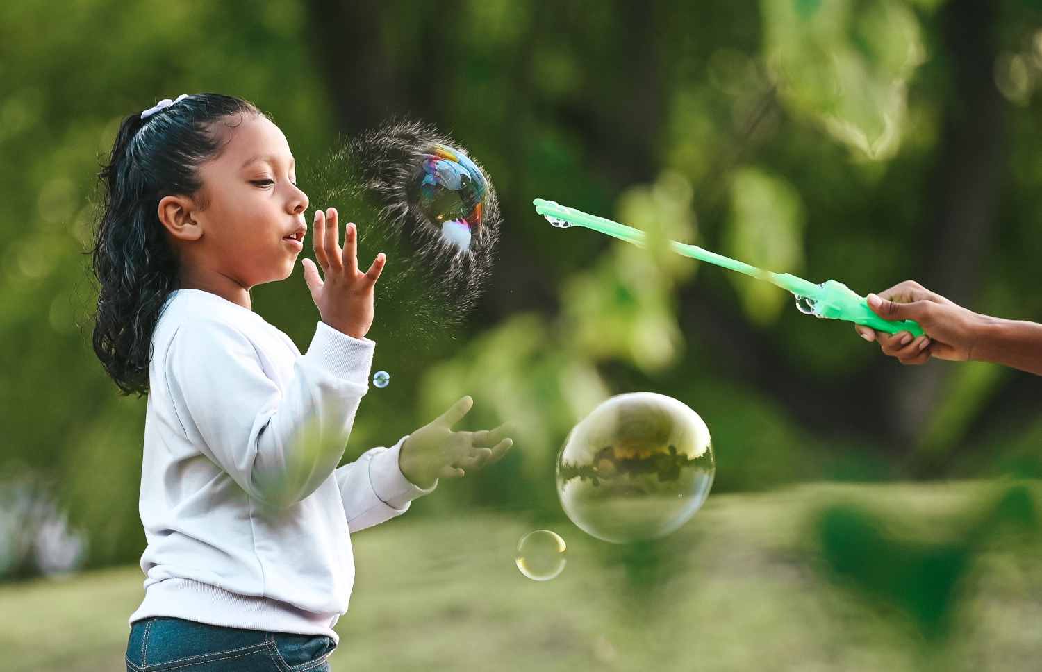 ސެންޓްރަލް ޕާކްގައި ކުއްޖަކު ބަބުލް ފަޅަނީ: ރޯދަ ކުރުކޮށްލުމުގެ ގޮތުން ގިނަ ދިވެހިން ދަރިން ގޮވައިގެން އެކި ކަންކަމުގައި ބޭރުގައި ވަގުތު ހޭދަކުރޭ --- މިހާރު ފޮޓޯ/ފަޔާޒު މޫސާ