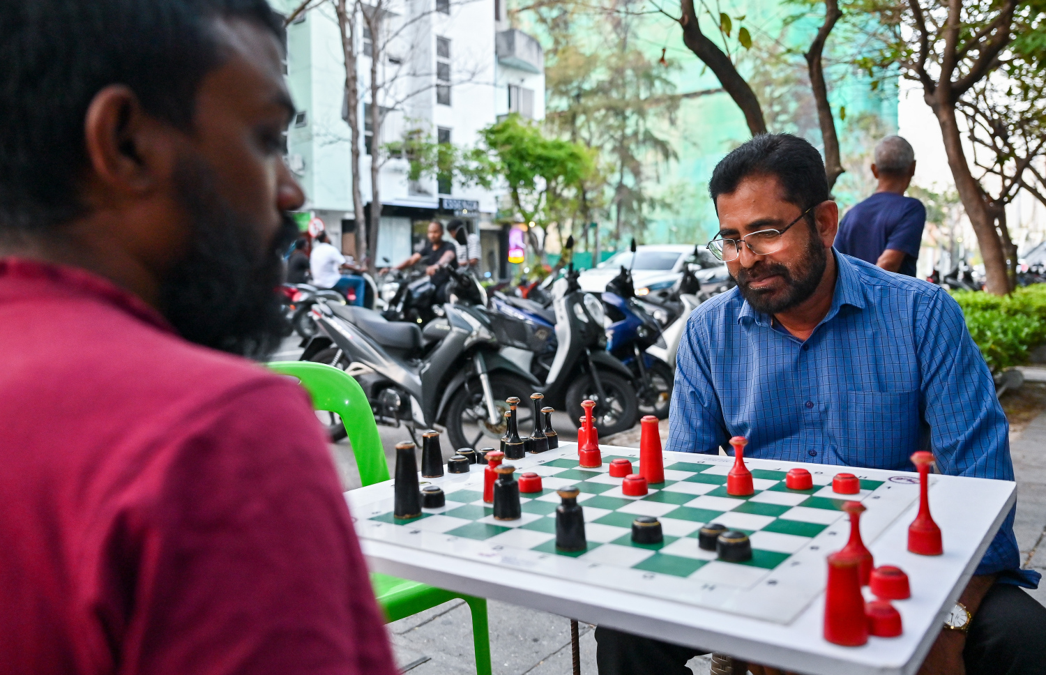 ރޯދަ ކުރުކުރުމުގެ ގޮތުން ބަޔަކު ހުޅުމާލޭގައި ރާޒުވާ ކުޅެނީ --- މިހާރު ފޮޓޯ/ފަޔާޒު މޫސާ