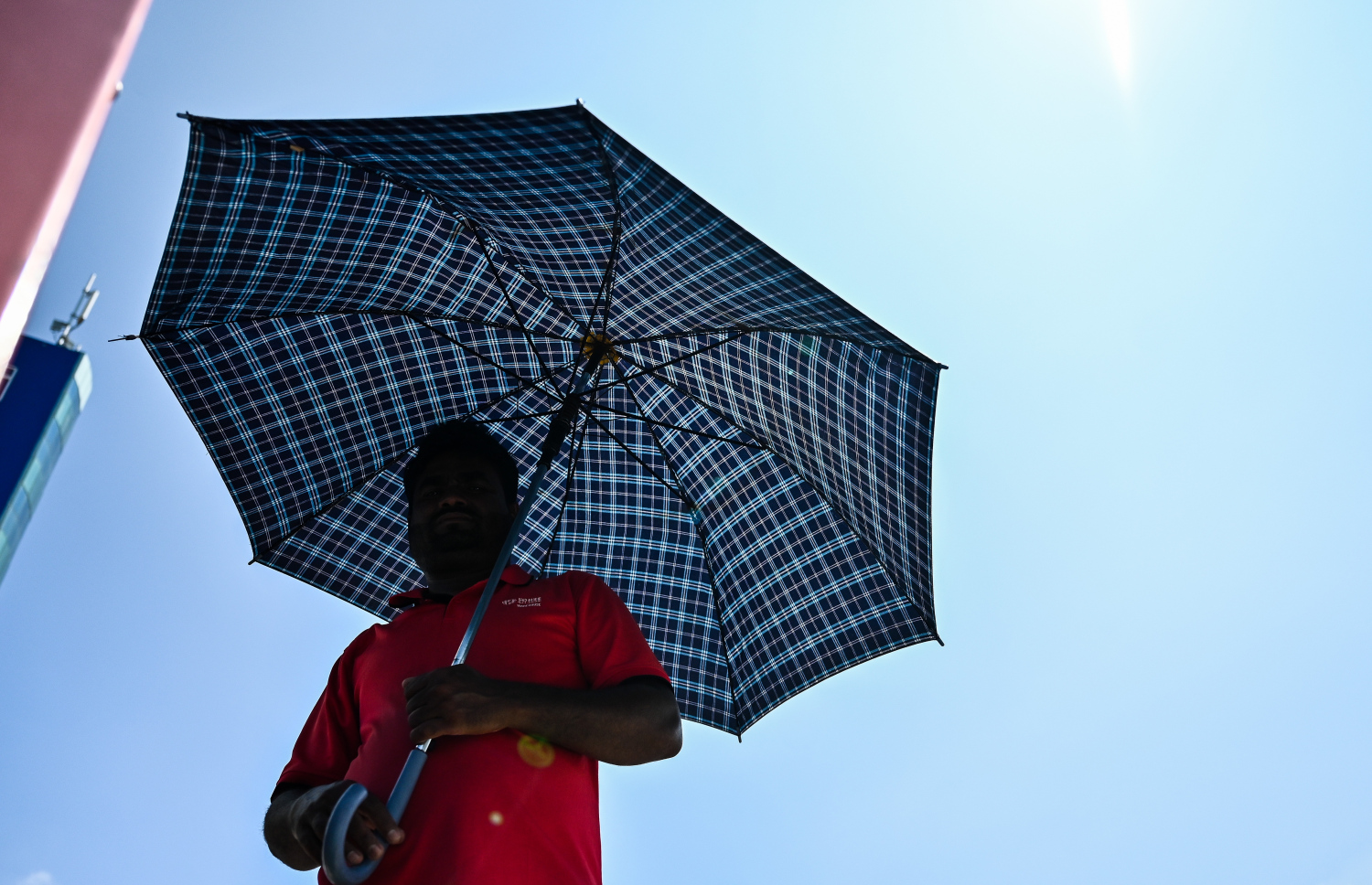 ހޫނުގަދަވުމުން އަވިން ސަލާމަތްވުމަށް މީހަކު ކުޑަ ނަގައިގެން ދަނީ: މިއީ ރާއްޖެއަށް އެންމެ ހޫނުގަދަ ދުވަސްވަރު.-- ފޮޓޯ: ފަޔާޒް މޫސާ | މިހާރު