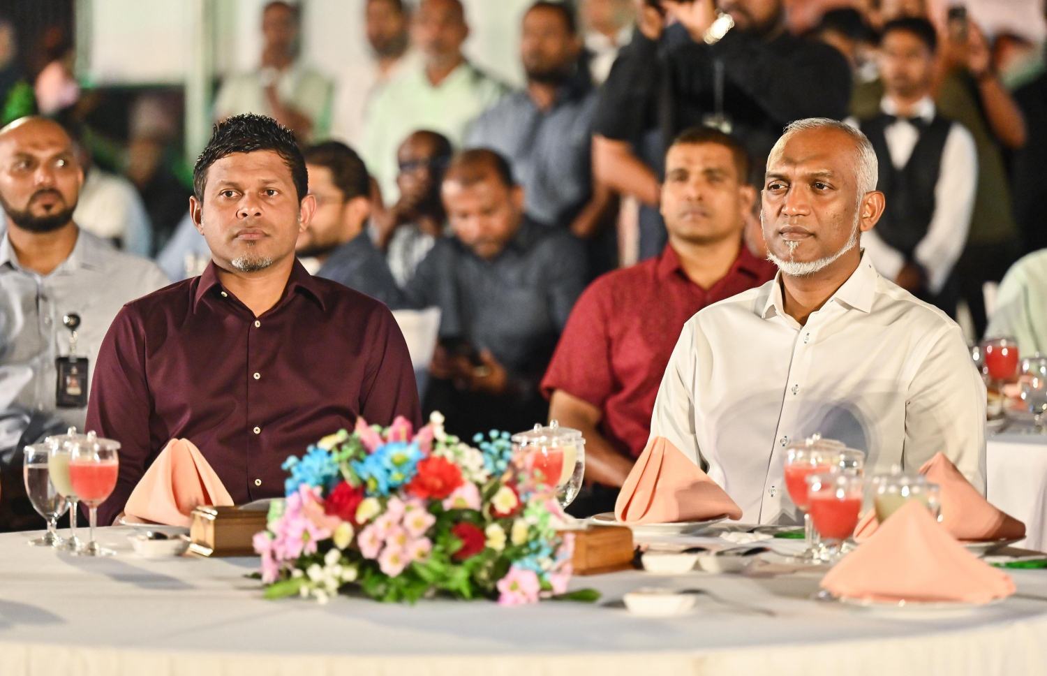 ޕީއެންސީން ރޭ ބޭއްވި މާހެފުމުގައި ރައީސް މުއިއްޒާއި ނައިބު ރައީސް ހުސައިން ބައިވެރިވެވަޑައިގަންނަވަނީ.---ފޮޓޯ: ފަޔާޒު މޫސާ| މިހާރު