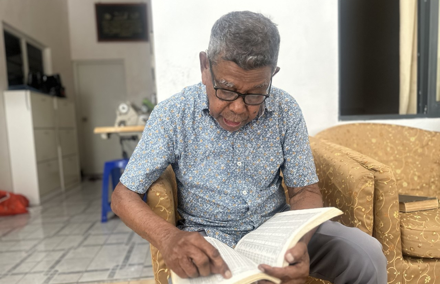 މުހައްމަދު ކަލޯ ފިލާގަނޑު އެޅުމަށް ފަހު ހިސާބުކުރަން ބޭނުންކުރި ފޮތް ބަލަނީ. -- ފޮޓޯ: ނިޝާން އަލީ/ މިހާރު