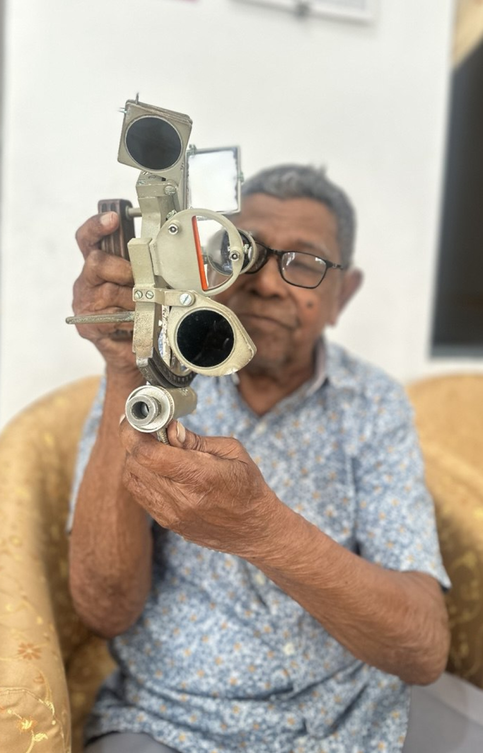 މުހައްމަދު ކަލޯ އެ ޒަމާނުގައި ސަމުގާއަކަށް ބޭނުންކުރި ފިލާގަނޑު ދައްކާލަނީ. -- ފޮޓޯ: ނިޝާން އަލީ/ މިހާރު