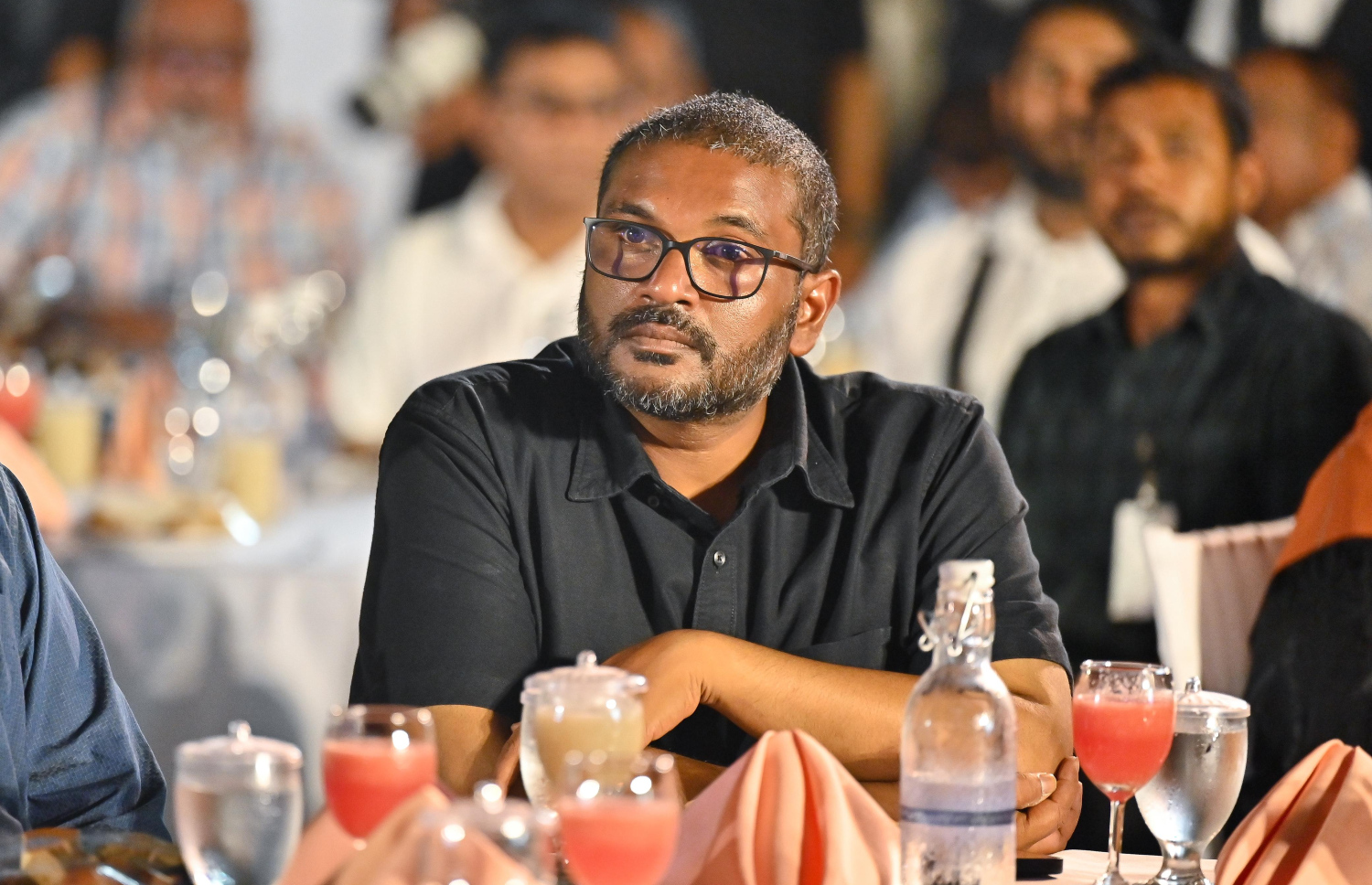 ޕީއެންސީން ބޭއްވި ތަރާވީހުގައި، ޑިފެންސް މިނިސްޓަރު މުހައްމަދު ޣައްސާން މައުމޫން ބައިވެރިވެވަޑައިގަންވަނީ.--- ފޮޓޯ: ފަޔާޒު މޫސާ | މިހާރު