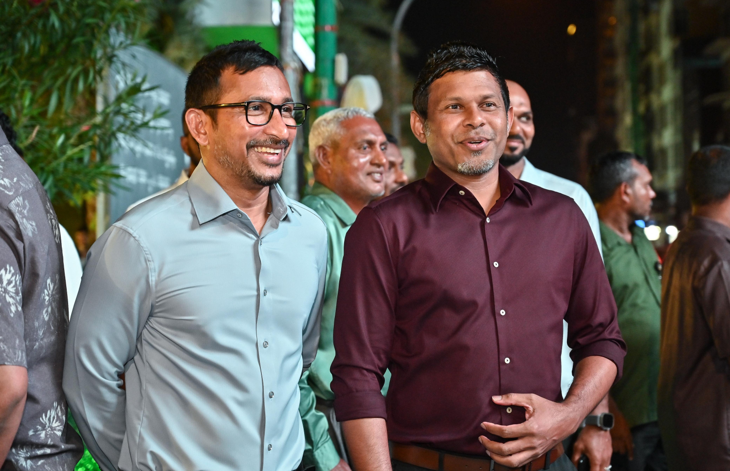 ވެރިކަން ކުރާ ޕާޓީ ޕީއެންސީން ބޭއްވި ތަރާވީހުގެ ތެރެއިން، ނައިބު ރައީސް ހުސައިން މުހައްމަދު ލަތީގާއި އެ ޕާޓީގެ ޕީޖީ ލީޑަރު އިބްރާހިމް ފަލާހު ވާހަކަ ދައްކަވަނީ.---ފޮޓޯ: ފަޔާޒު މޫސާ| މިހާރު