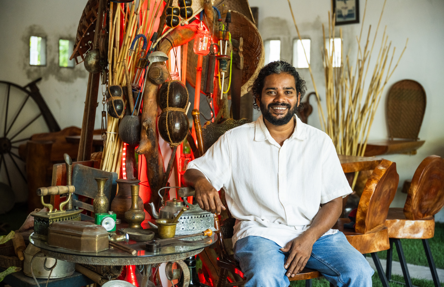 ފުވައްމުލަކުގެ ޒުވާނެއް ކަމަށްވާ އިބްރާހިމް ރަޝީދު އޭނާ ހިންގާ ކެފޭ 1940 ގައި މަޑުކޮށްލައިގެން: ދިގުވާނޑު އަވަށުގައި ހިންގަމުން އަންނަ މި ކެފޭއަކީ ގަދީމީ ތާރީހުގެ ދާރުލްއާސާރެއް.-- ފޮޓޯ: ނިޝާން އަލީ | މިހާރު