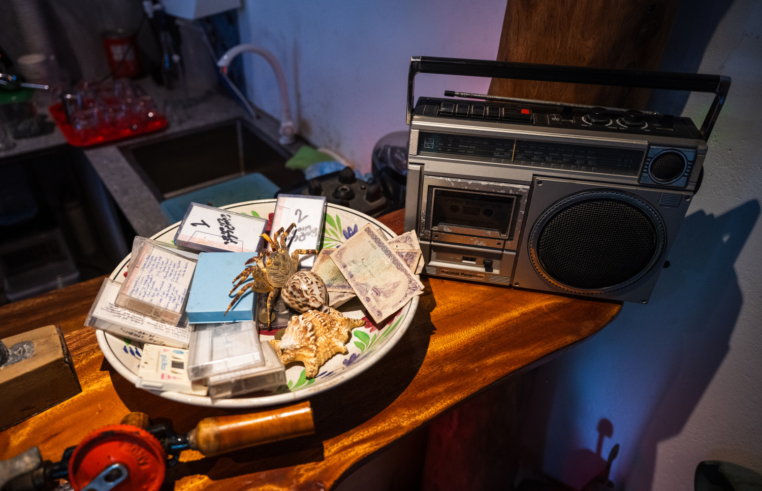 ފުވައްމުލަކުގައި ހިންގާ ކެފޭ 1940 ގައި ހުރި ކުރީގެ ރޭޑިއޯއަކާއި ކެސެޓް ޓޭޕްތަކެއް.-- ފޮޓޯ: ނިޝާން އަލީ | މިހާރު