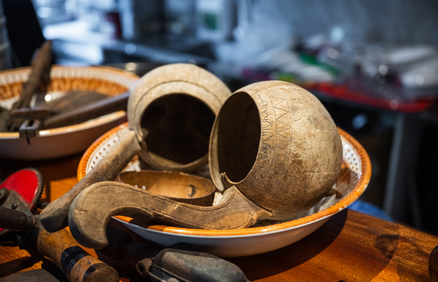 ފުވައްމުލަކުގައި ހިންގާ ކެފޭ 1940: ކުރީ ޒަމާނުގައި މީހުން މަރުވުމުން ހިނަވަން ގެންގުޅުނު އާލާތެއް.-- ފޮޓޯ: ނިޝާން އަލީ | މިހާރު