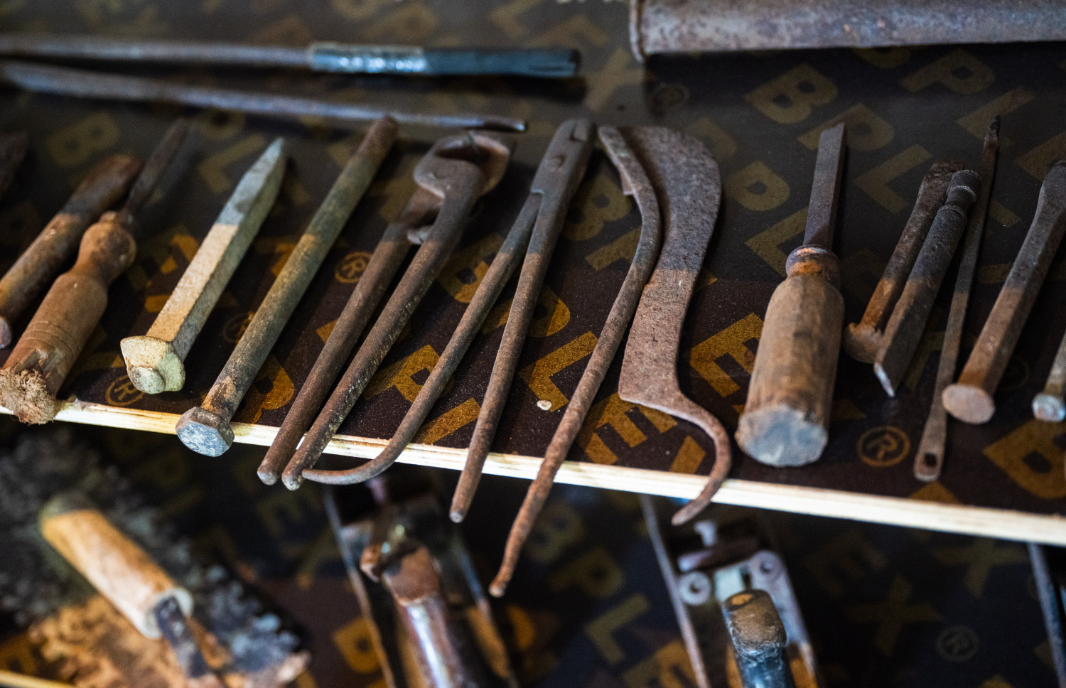 ފުވައްމުލަކުގައި ހިންގާ ކެފޭ 1940 ގައި ހުރި އިހުގައި މީހުން ބޭނުންކޮށް އުޅުނު ބައެއް ސާމާނު.-- ފޮޓޯ: ނިޝާން އަލީ | މިހާރު