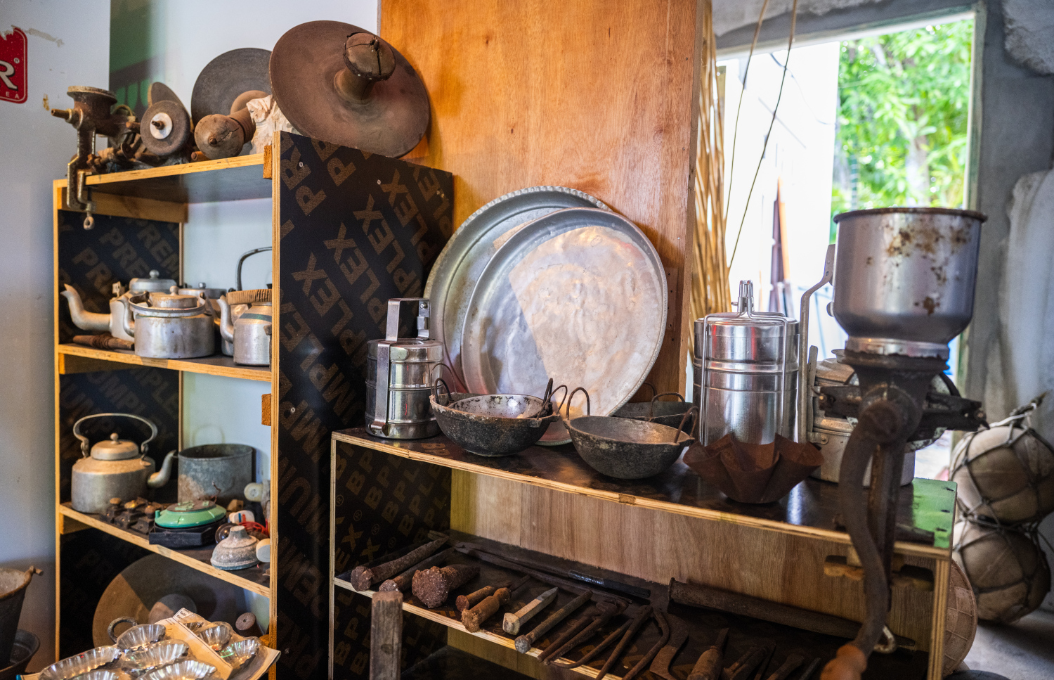 ފުވައްމުލަކުގައި ހިންގާ ކެފޭ 1940 ގައި ހުރި އިހުގައި މީހުން ބޭނުންކޮށް އުޅުނު ބައެއް ސާމާނު.-- ފޮޓޯ: ނިޝާން އަލީ | މިހާރު