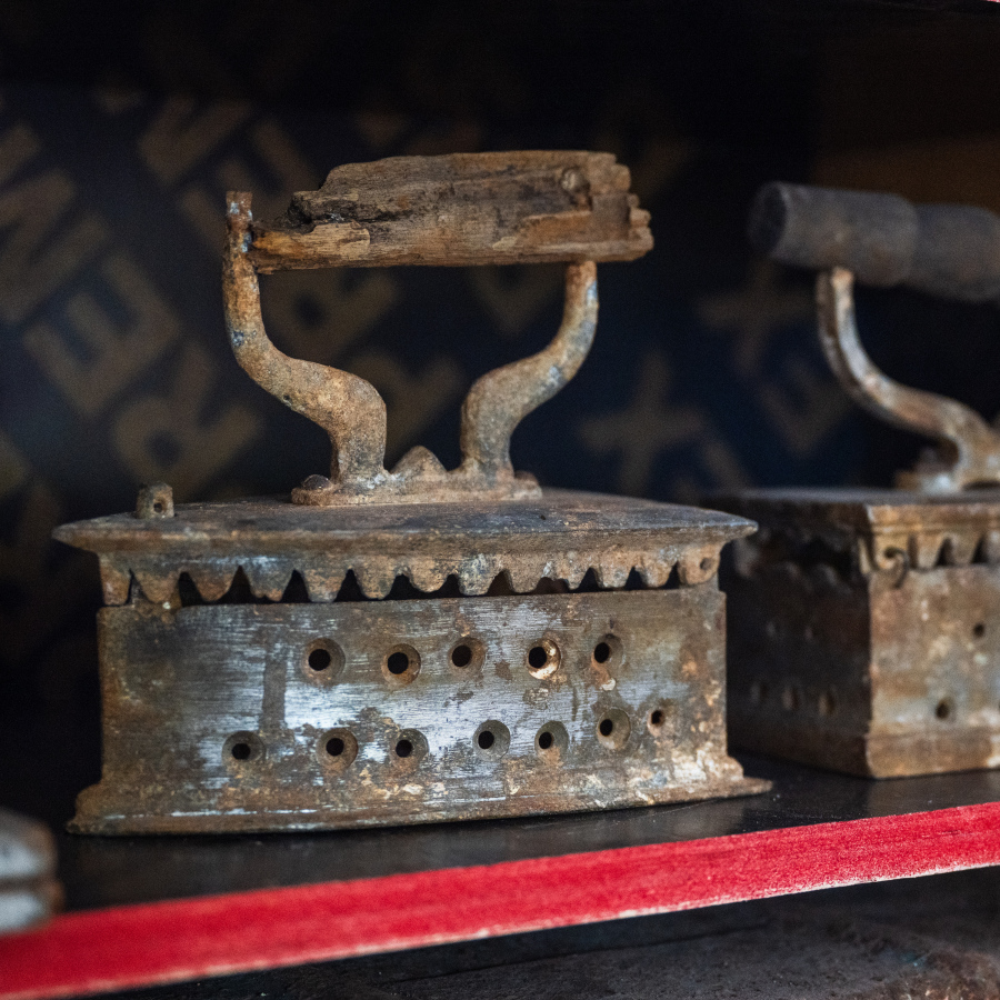 ފުވައްމުލަކުގައި ހިންގާ ކެފޭ 1940 ގައި ހުރި އިހުގައި މީހުން ބޭނުންކޮށް އުޅުނު އިސްތިރިތަކެއް.-- ފޮޓޯ: ނިޝާން އަލީ | މިހާރު