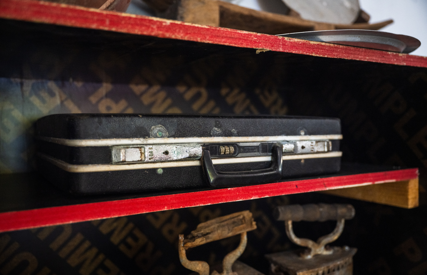 ފުވައްމުލަކުގައި ހިންގާ ކެފޭ 1940 ގައި ހުރި އިހުގައި ބޭނުންކޮށް އުޅުނު ބައެއް ސާމާނު.-- ފޮޓޯ: ނިޝާން އަލީ | މިހާރު