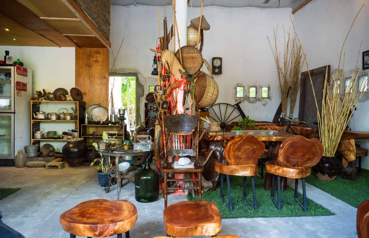 ފުވައްމުލަކުގައި ހިންގާ ކެފޭ 1940: ކޮފީ ބޯން ތިބެން ހިންގާ ކުޑަކުޑަ، ނަމަވެސް އިހުގައި މީހުން ގެންގުޅުނު، ތާރީހީ އެތައް އާލާތަކުން މުއްސަނދި ކެފޭއެއް.-- ފޮޓޯ: ނިޝާން އަލީ | މިހާރު