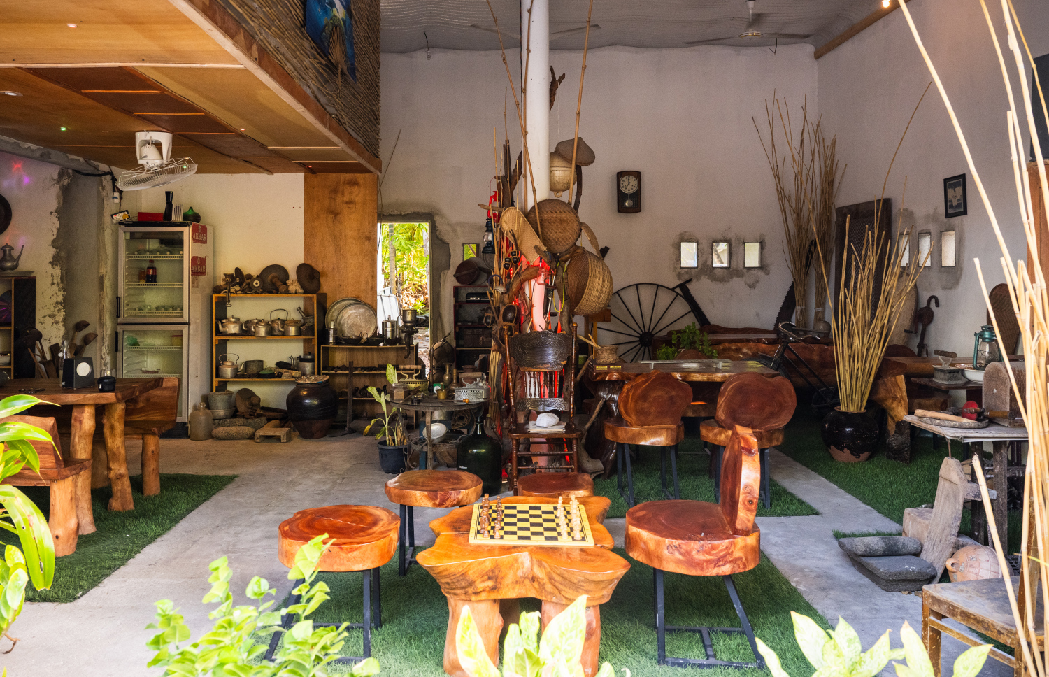 ފުވައްމުލަކުގައި ހިންގާ ކެފޭ 1940: ކޮފީ ބޯން ތިބެން ހިންގާ ކުޑަކުޑަ، ނަމަވެސް އިހުގައި މީހުން ގެންގުޅުނު، ތާރީހީ އެތައް އާލާތަކުން މުއްސަނދި ކެފޭއެއް.-- ފޮޓޯ: ނިޝާން އަލީ | މިހާރު