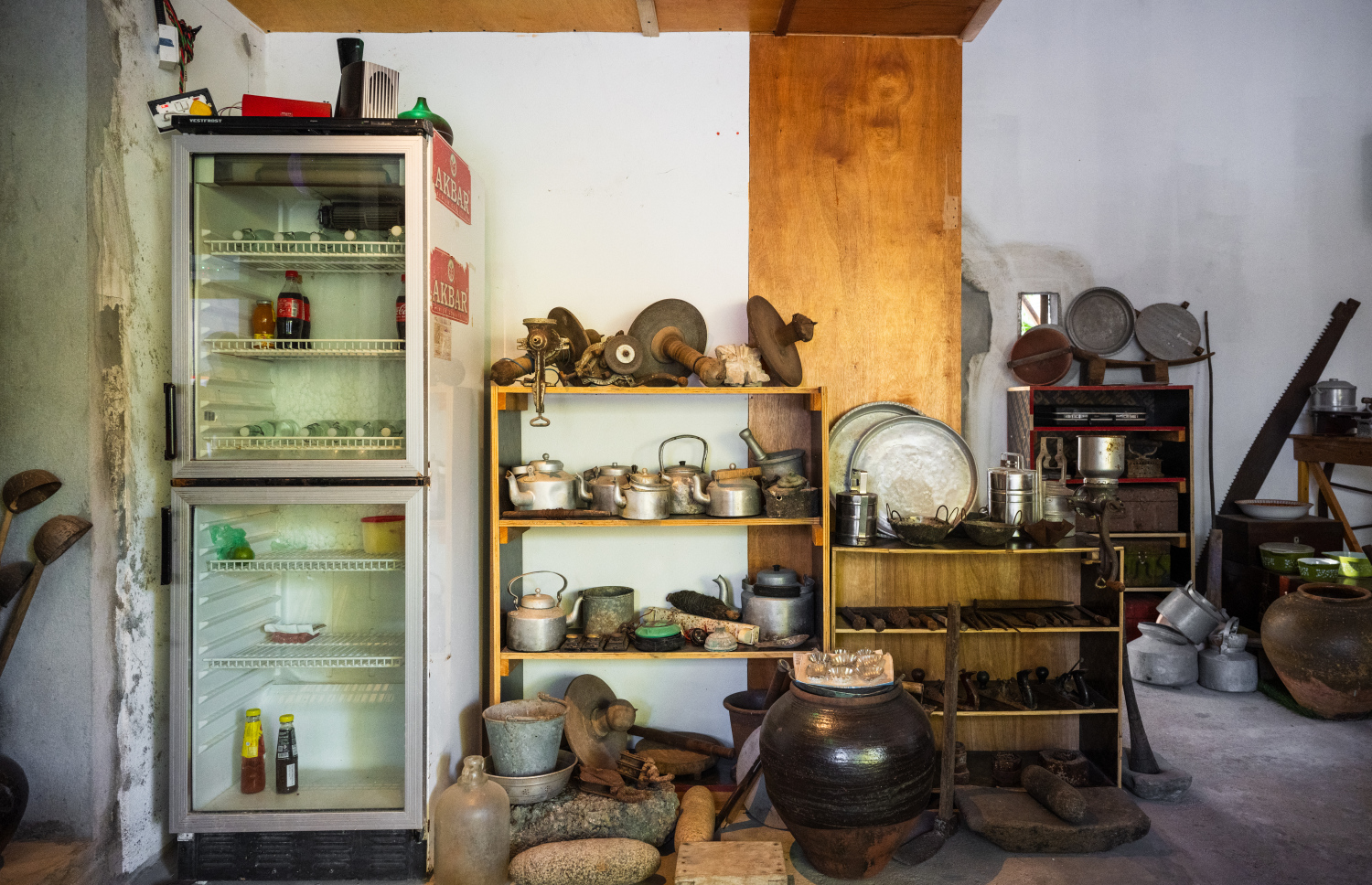 ފުވައްމުލަކުގައި ހިންގާ ކެފޭ 1940 ގައި ހުރި އިހުގައި މީހުން ބޭނުންކޮށް އުޅުނު ބައެއް ސާމާނު.-- ފޮޓޯ: ނިޝާން އަލީ | މިހާރު