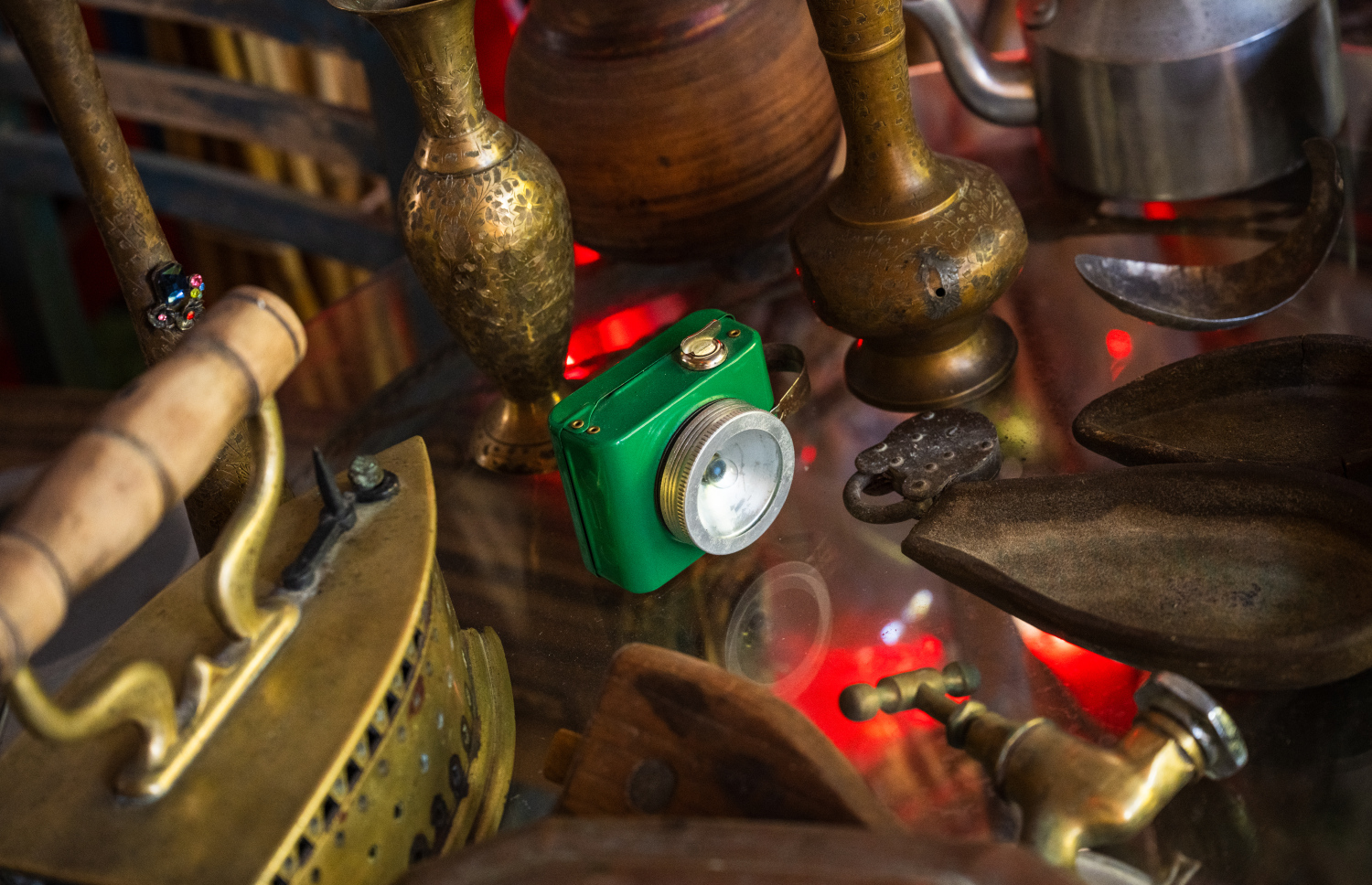 ފުވައްމުލަކުގައި ހިންގާ ކެފޭ 1940 ގައި ހުރި އިހުގައި މީހުން ބޭނުންކޮށް އުޅުނު ބައެއް ސާމާނު.-- ފޮޓޯ: ނިޝާން އަލީ | މިހާރު