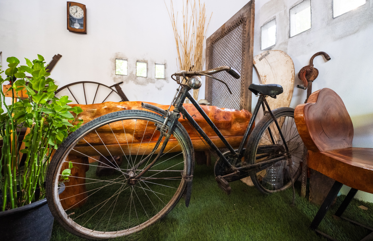 ފުވައްމުލަކުގައި ހިންގާ ކެފޭ 1940 ގައި ހުރި ކުރީގައި މީހަކު ބޭނުންކުރި ބައިސްކަލެއް.-- ފޮޓޯ: ނިޝާން އަލީ | މިހާރު