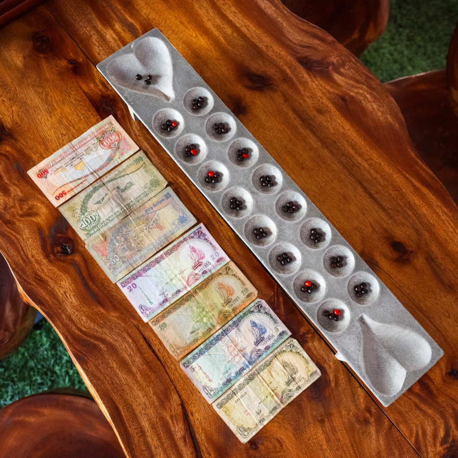 ފުވައްމުލަކުގައި ހިންގާ ކެފޭ 1940: ކުރީގައި މީހުން ކުޅެން ގެންގުޅުނު އޮއްވަޅުގޮނޑިއަކާއި ކުރީގެ ފައިސާގެ ނޫޓުތަކެއް.-- ފޮޓޯ: ނިޝާން އަލީ | މިހާރު